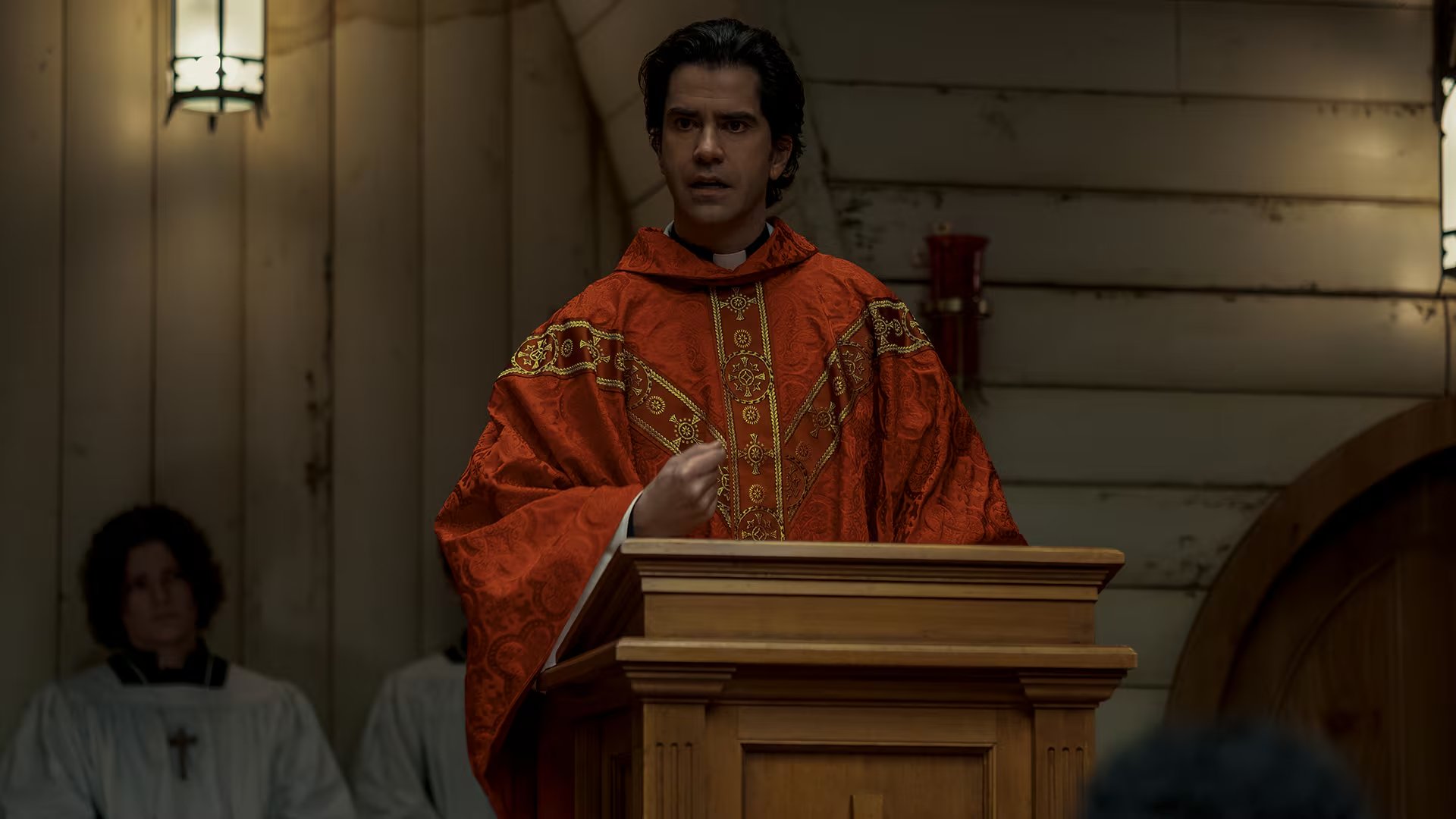 Hamish Linklater en 'Misa de medianoche' EIKE SCHROTER/NETFLIX © 2021