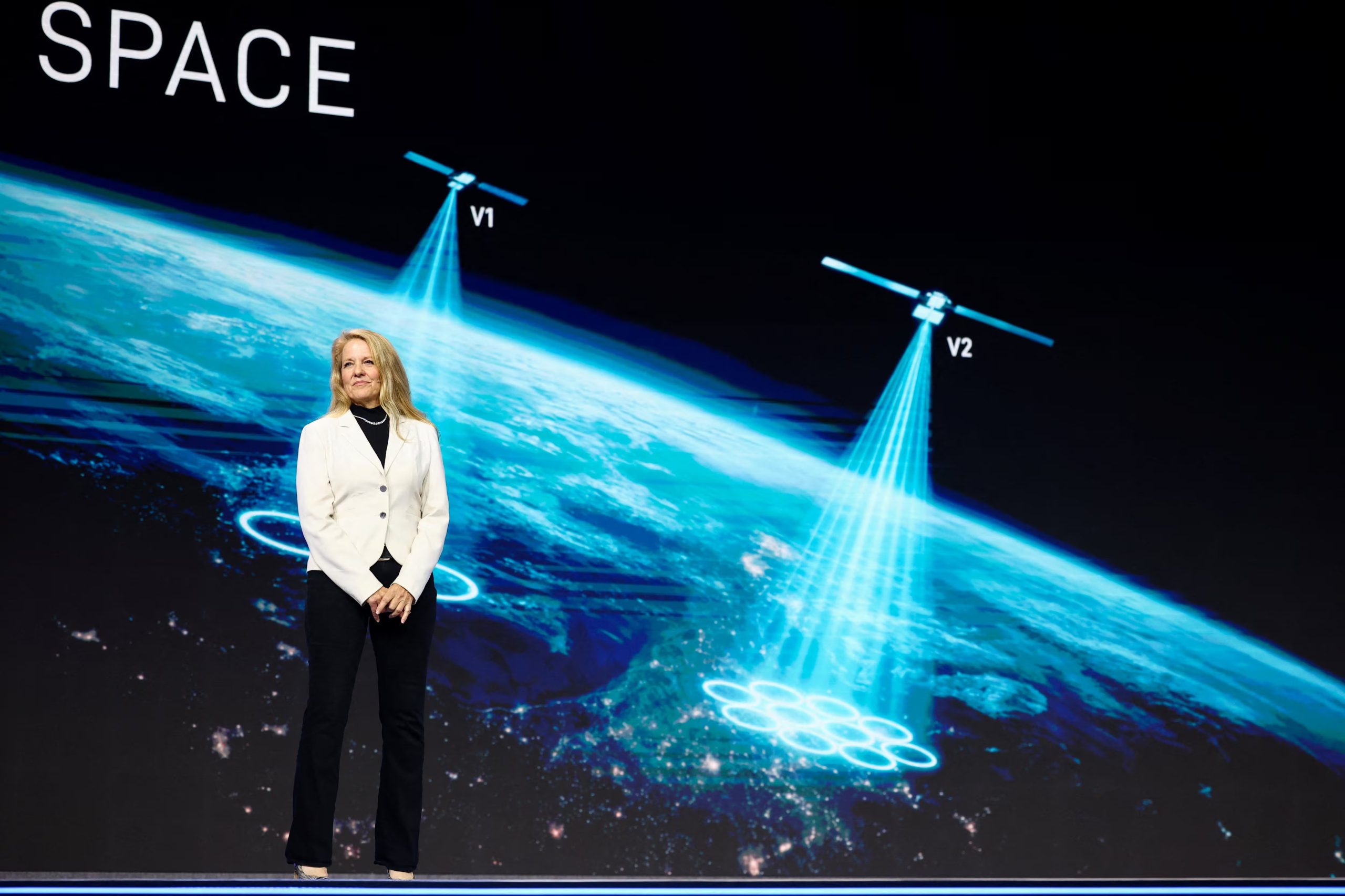 El liderazgo de Shotwell y la cultura de innovación en SpaceX consolidan a la empresa como pionera en manufactura espacial y centros de datos en órbita (REUTERS/Albert Gea)