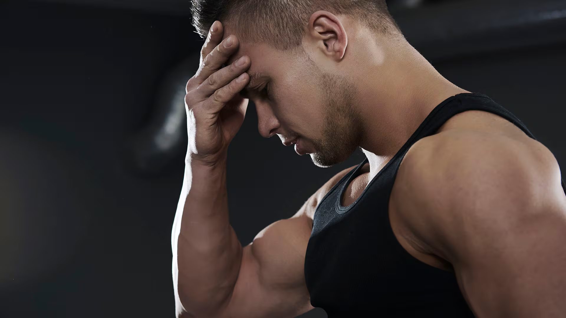 Variables como la genética, el sexo, la edad, el estado de salud y las condiciones ambientales influyen en la cantidad de sudor, sin relación directa con la mejora física 