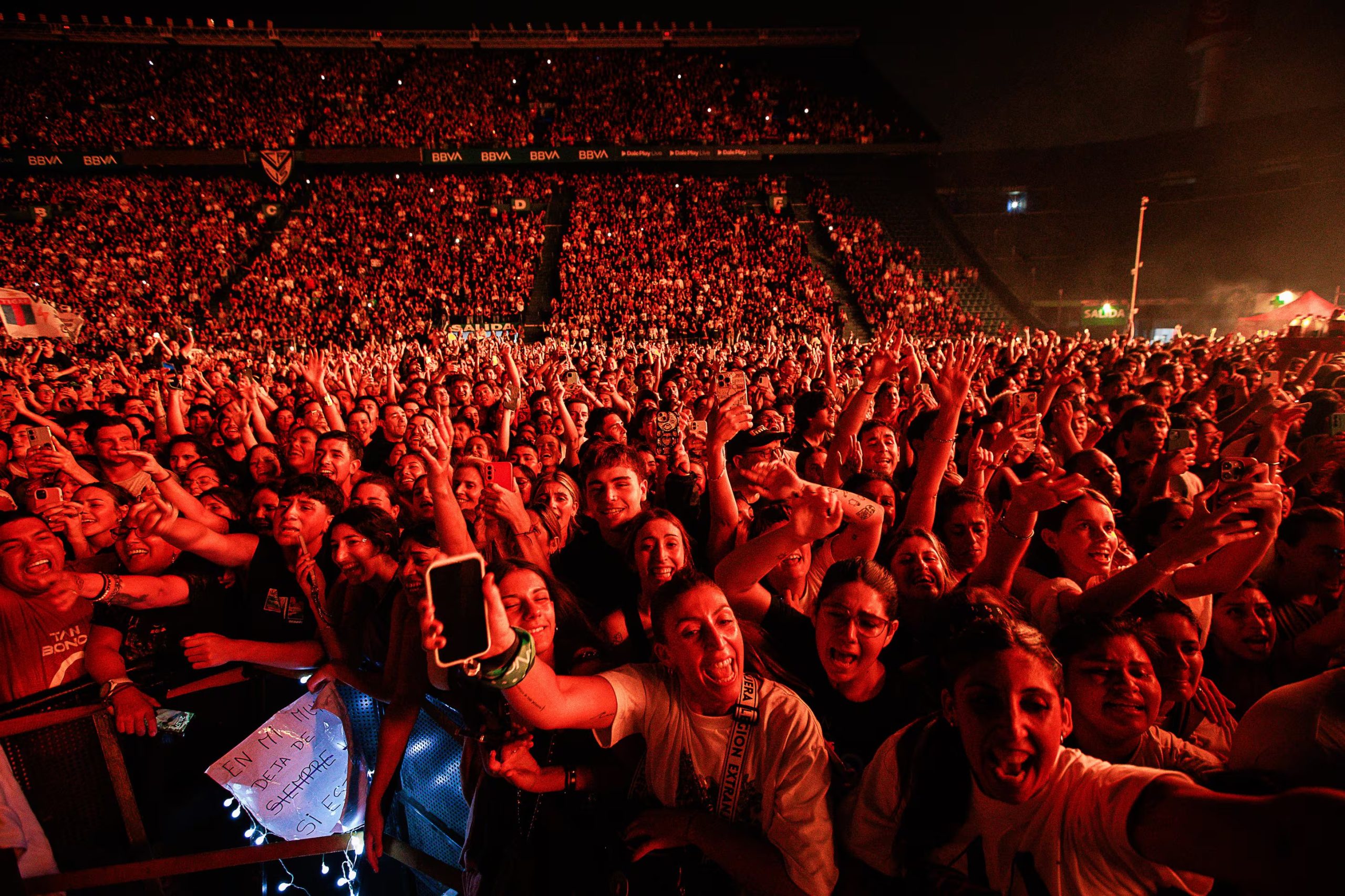 El público aguarda durante horas para presenciar el esperado regreso de Tan Biónica y escuchar los temas más icónicos de su repertorio 