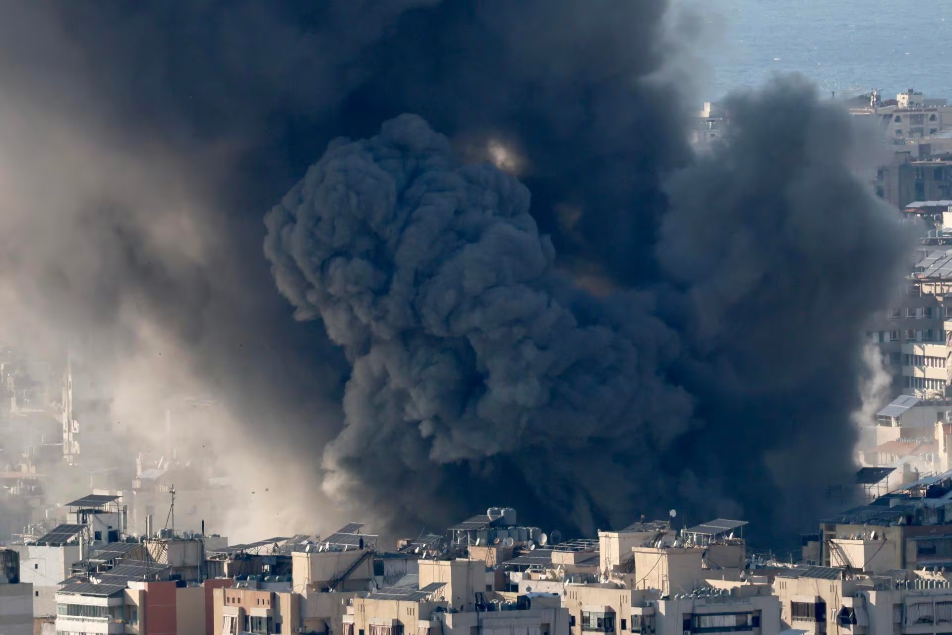 Vista de la columna de humo tras un ataque aéreo israelí en Bourj Al Barajneh, en los suburbios del sur de Beirut, Líbano (EFE/ Wael Hamzeh)