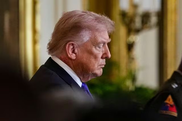 El presidente de Estados Unidos, Donald Trump, observa, mientras se ve un parche de piel con imperfecciones sobre el cuello de su camisa, durante una ceremonia de la Medalla de Honor en la Casa Blanca en Washington, D.C., Estados Unidos, el 2 de marzo de 2026 (REUTERS/Ken Cedeno)