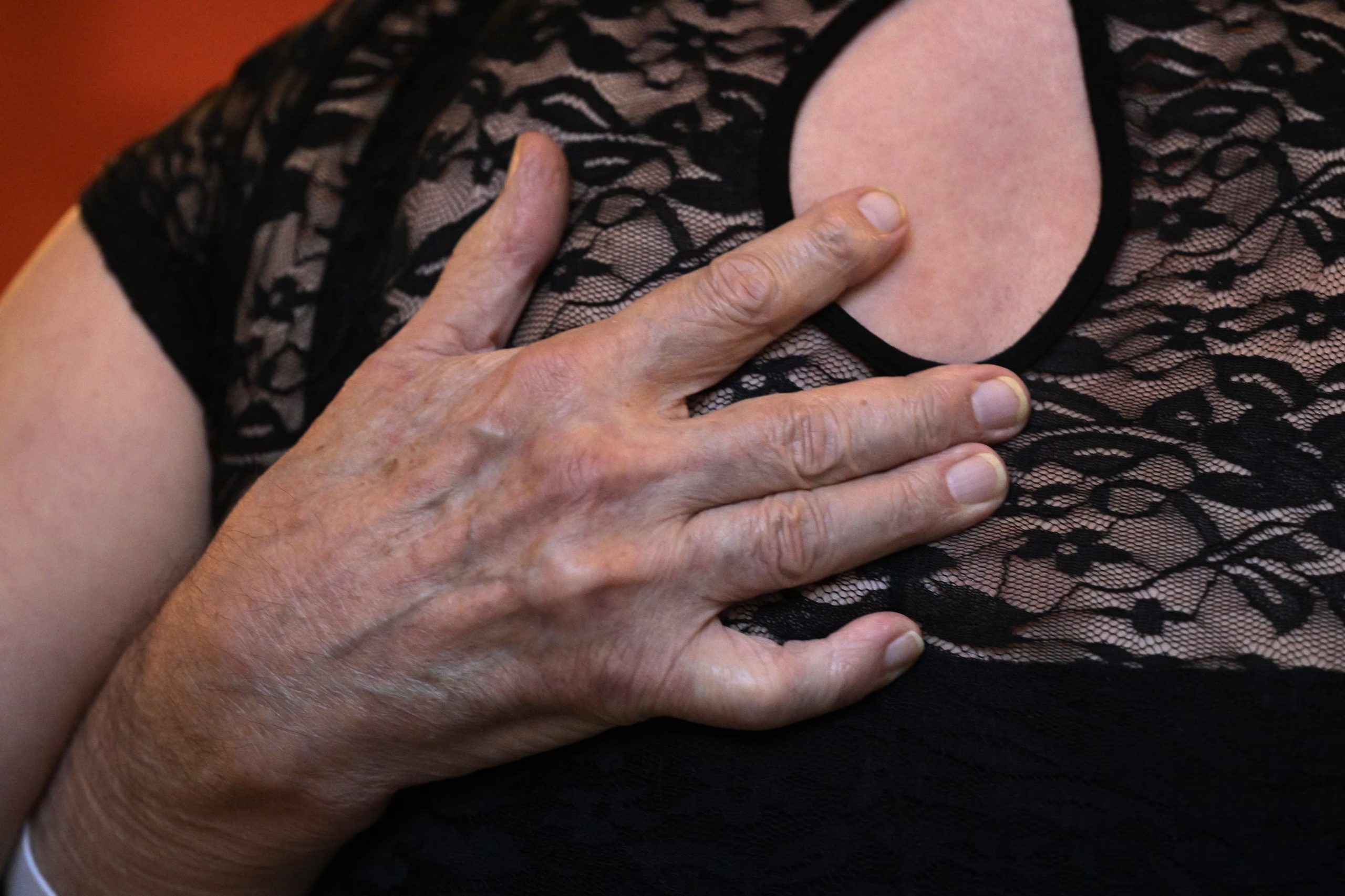 El programa de tango-terapia para Parkinson comenzó hace 15 años, inspirado por una paciente que usaba el baile desde su infancia como estrategia ante los problemas de movilidad
(Photo by JUAN MABROMATA / AFP)