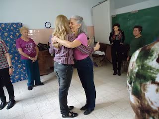 La terapia de tango incorpora ejercicios de calentamiento adaptados al estado físico de cada paciente, según Manuel Firmani, bailarín profesional a cargo de los talleres