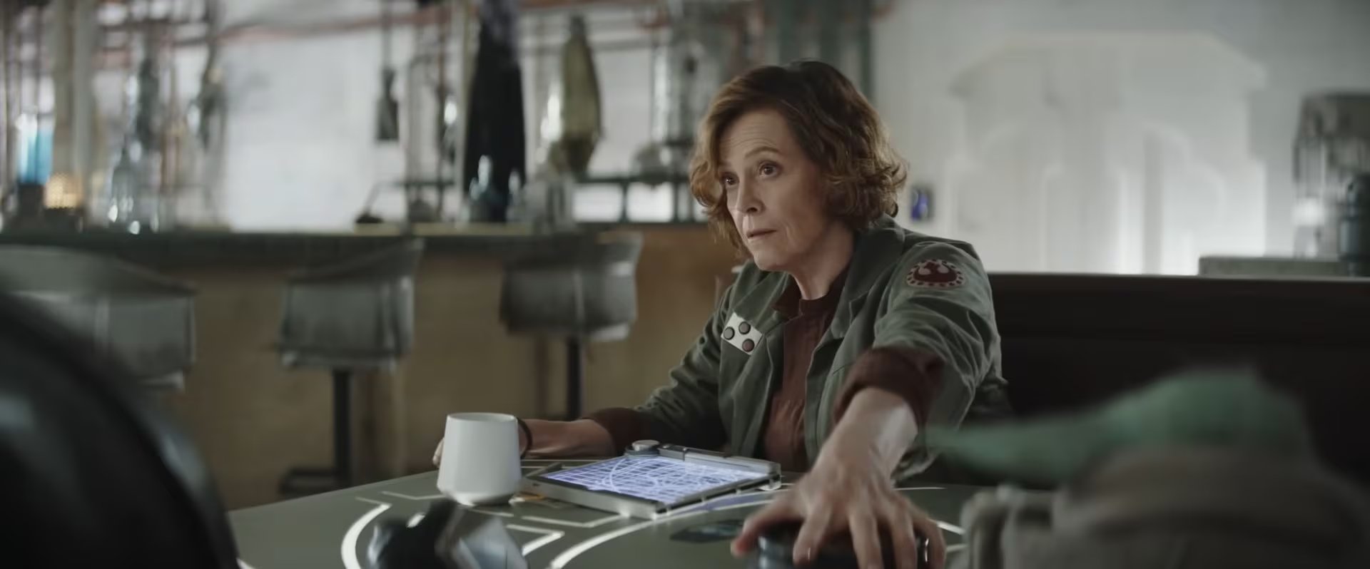 La participación de Jeremy Allen White como voz de Rotta y Sigourney Weaver amplía la conexión intergeneracional de la saga Star Wars (Captura de tráiler oficial)