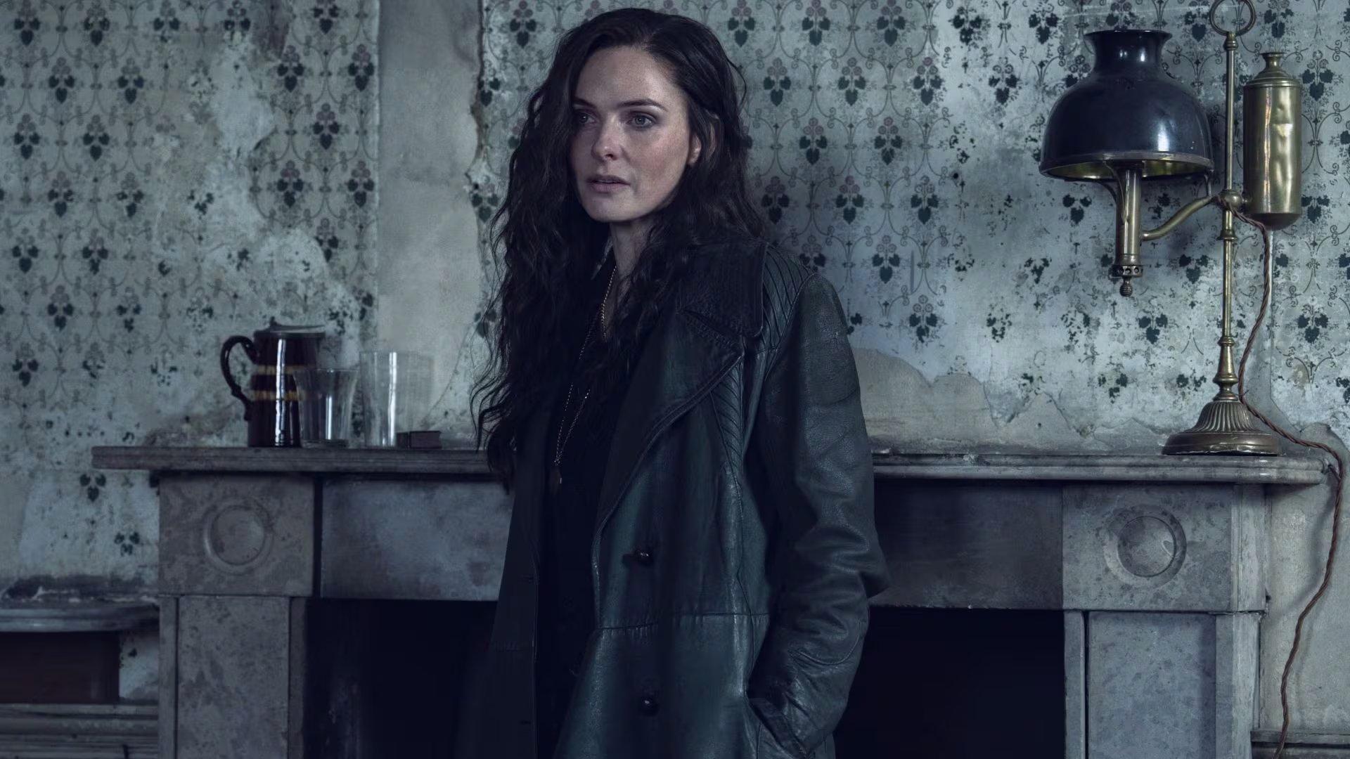 Rebecca Ferguson da vida a Kaulo, reina de los gitanos Palmer, cuyas intenciones oscilan entre la magia y la manipulación (Netflix)