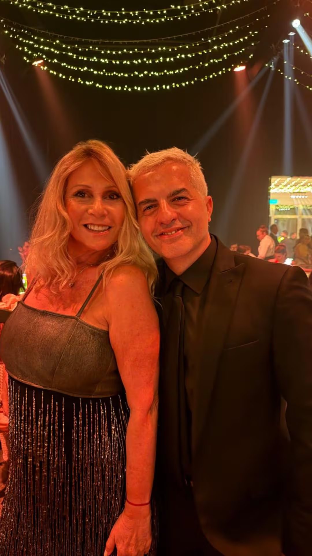 Ángel de Brito posó con Ana Rosenfeld durante la fiesta de casamiento de Rocío Hazán