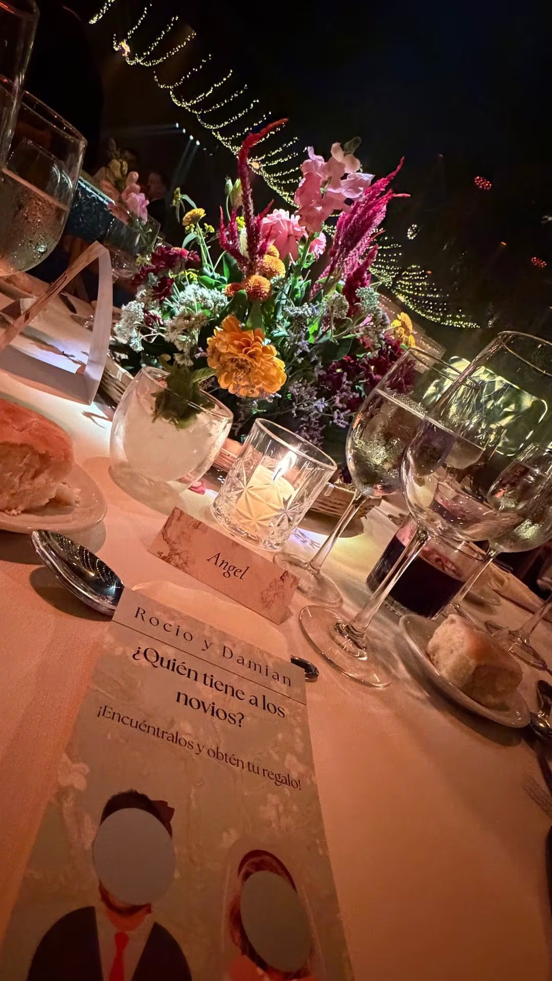 El centro de mesa, con flores silvestres y velas, marcó el tono romántico de la noche