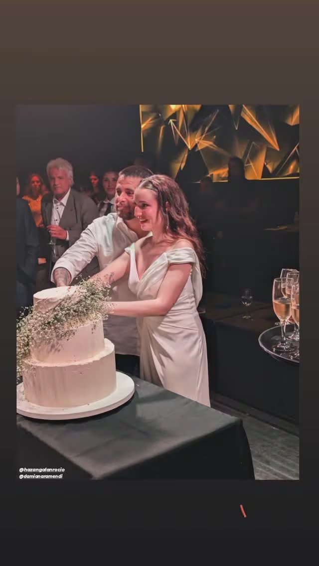 El corte de torta reunió a los novios en una postal emotiva