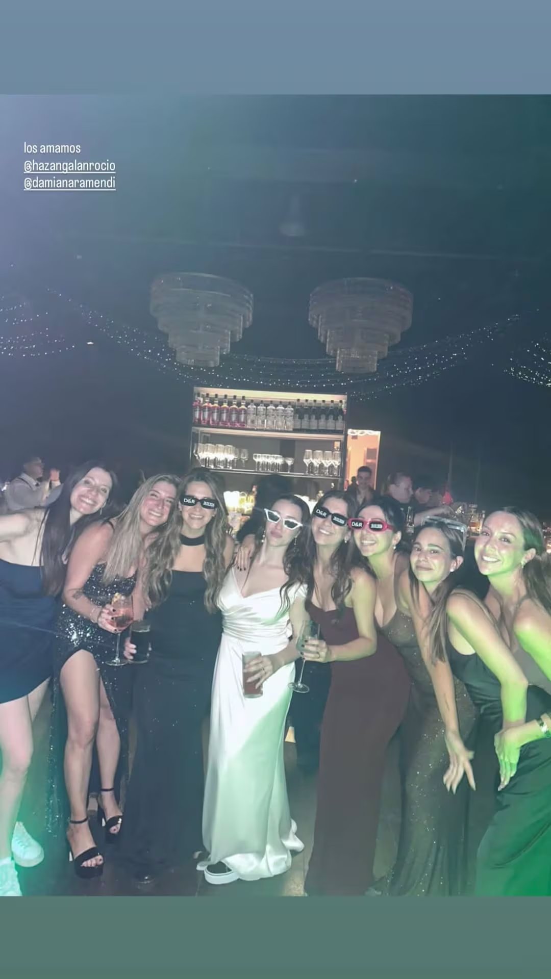 Lentes divertidos y tragos en mano, el espíritu festivo se hizo sentir