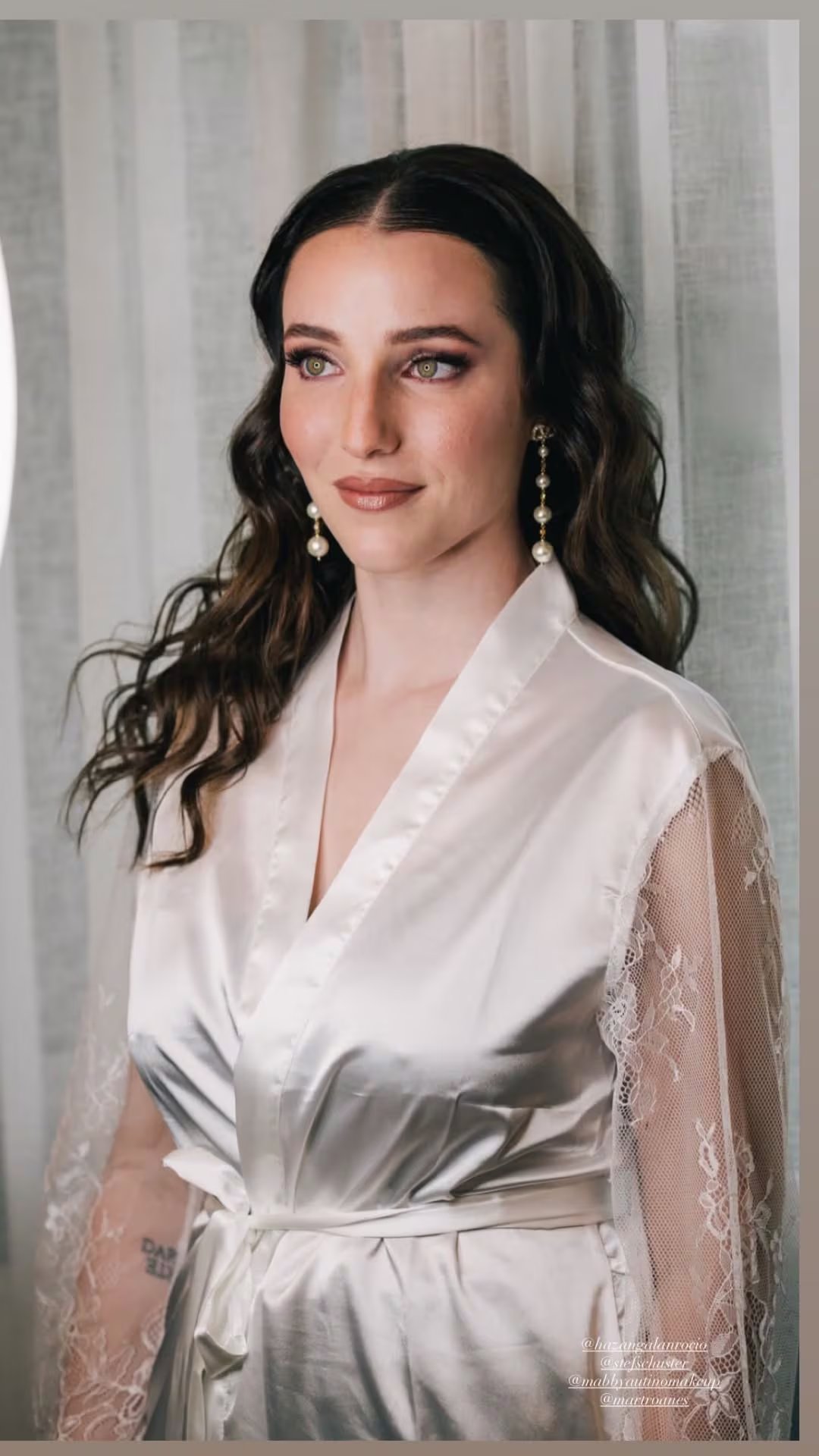 El look de la novia incluyó un vestido de seda blanco minimalista y un cambio posterior a un modelo más funcional para la fiesta