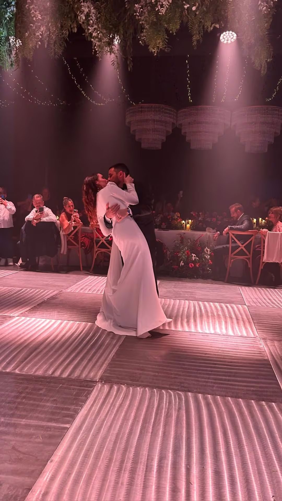 El vals marcó uno de los momentos más esperados de la noche