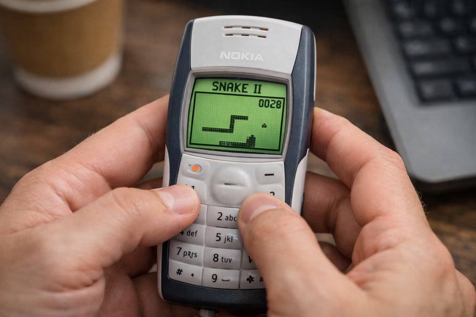 El Nokia 1100 incluye juegos clásicos como Snake II y Space Impact+, sumando valor en el segmento de tecnología retro. (Imagen Ilustrativa Infobae)