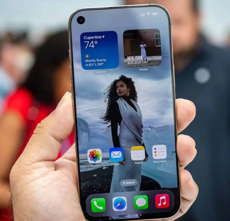 El iPhone 18 Pro tendría el centro de la pantalla más despejado a un lado la cámara frontal.