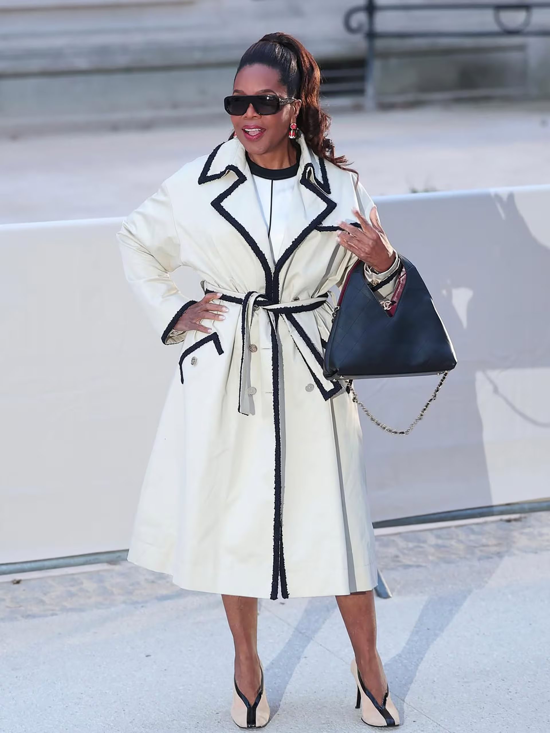 Oprah Winfrey asiste a la Semana de la Moda de París, posando con elegancia para las cámaras.