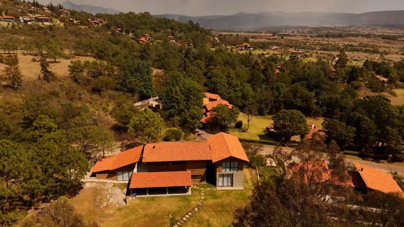 Vista aérea del Tapalpa Country Club, en la zona donde fuerzas federales realizaron un operativo militar para capturar al jefe del cártel, Nemesio Oseguera,
