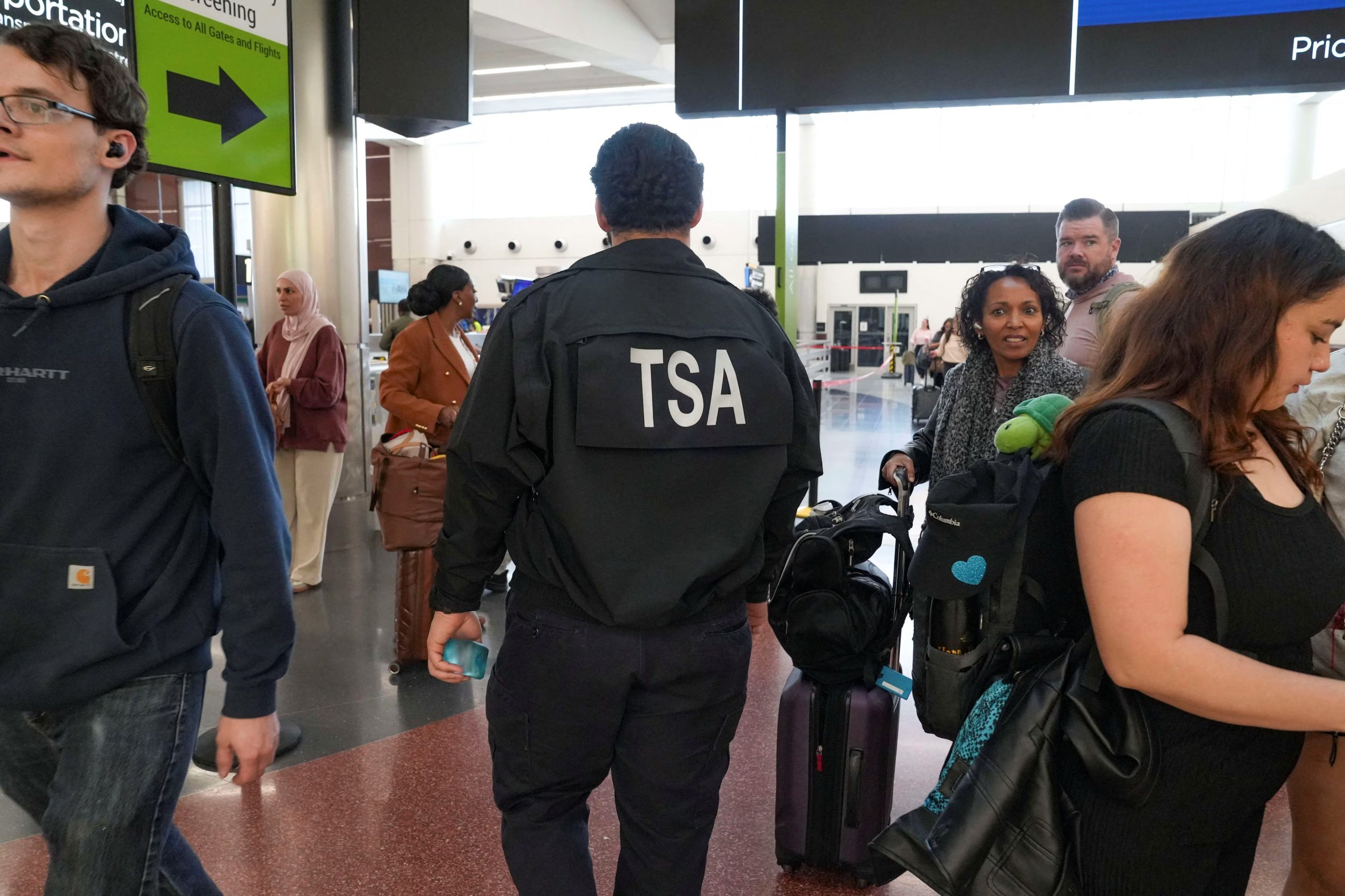 Pasajeros aguardan en largas filas de control de seguridad en el aeropuerto Hartsfield-Jackson de Atlanta durante el cierre parcial del gobierno. Trump anunció el despliegue del ICE en aeropuertos tras cinco semanas sin que el Congreso apruebe la financiación del DHS. (REUTERS/Megan Varner)