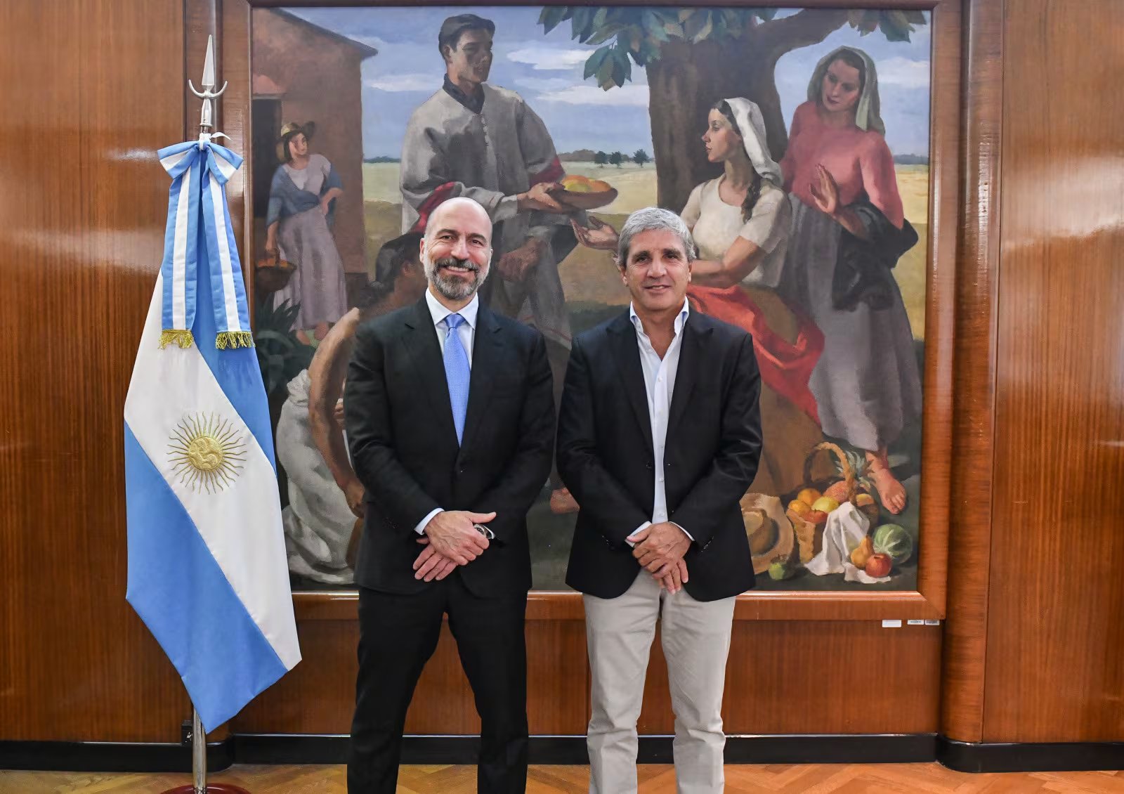 Luis Caputo junto a Dara Khosrowshahi, CEO global de Uber
(Prensa Uber)