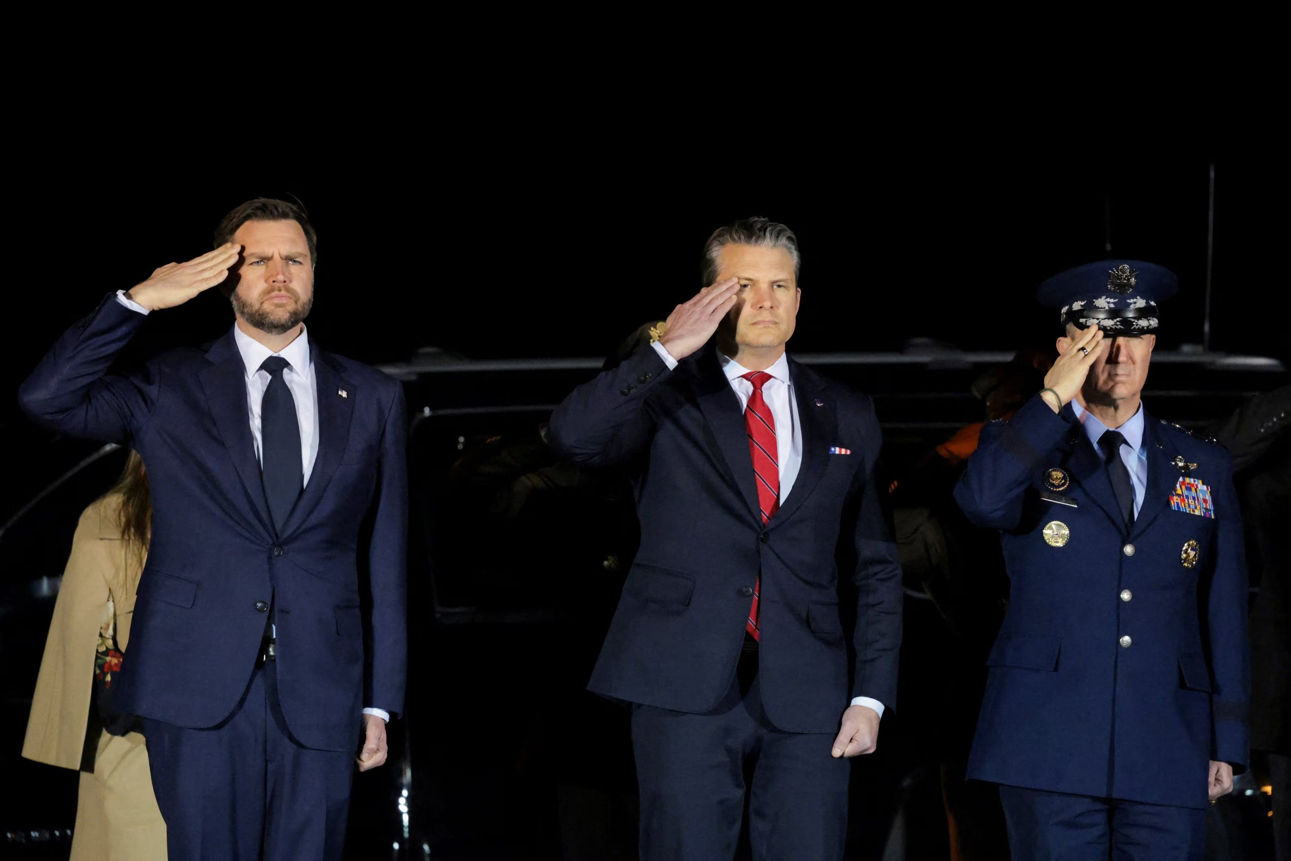 El vicepresidente de Estados Unidos, JD Vance, el secretario de Defensa, Pete Hegseth, y el jefe del Estado Mayor Conjunto, Dan Caine, saludan durante el solemne traslado de los restos del sargento del Ejército estadounidense Benjamin Pennington, quien falleció el 8 de marzo a causa de las heridas sufridas durante un ataque iraní el 1 de marzo en la base aérea Príncipe Sultán en Arabia Saudita, el 9 de marzo de 2026 (REUTERS/Kylie Cooper)