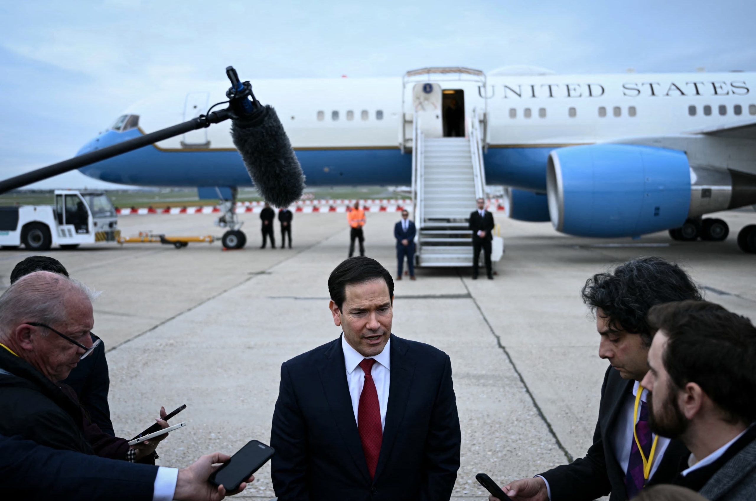 El secretario de Estado de EEUU, Marco Rubio, habla con la prensa tras una reunión de ministros de Relaciones Exteriores del G7 con países socios (Brendan Smialowski/Reuters)