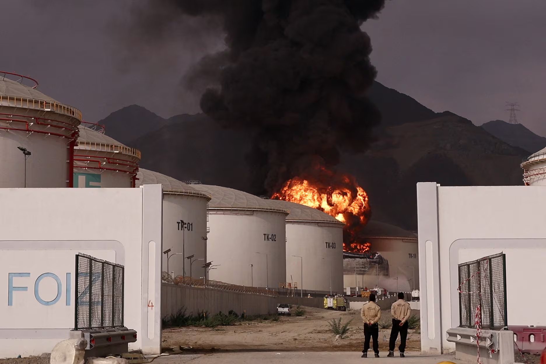 El fuego y el humo se elevan en la zona industrial petrolera de Fujairah, causados por escombros tras la interceptación de un dron por las defensas aéreas, según la oficina de medios de Fujairah, en medio del conflicto Estados Unidos-Israel con Irán, en Fujairah, Emiratos Árabes Unidos, el 4 de marzo de 2026 (Reuters)