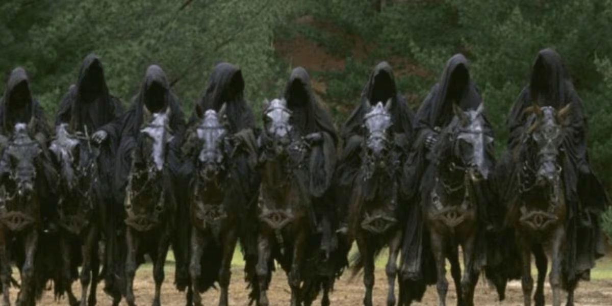 El detalle del Ojo de Sauron refuerza visualmente la relación de subordinación entre los Nazgul y su amo en la dirección de Peter Jackson (Captura/YouTube)