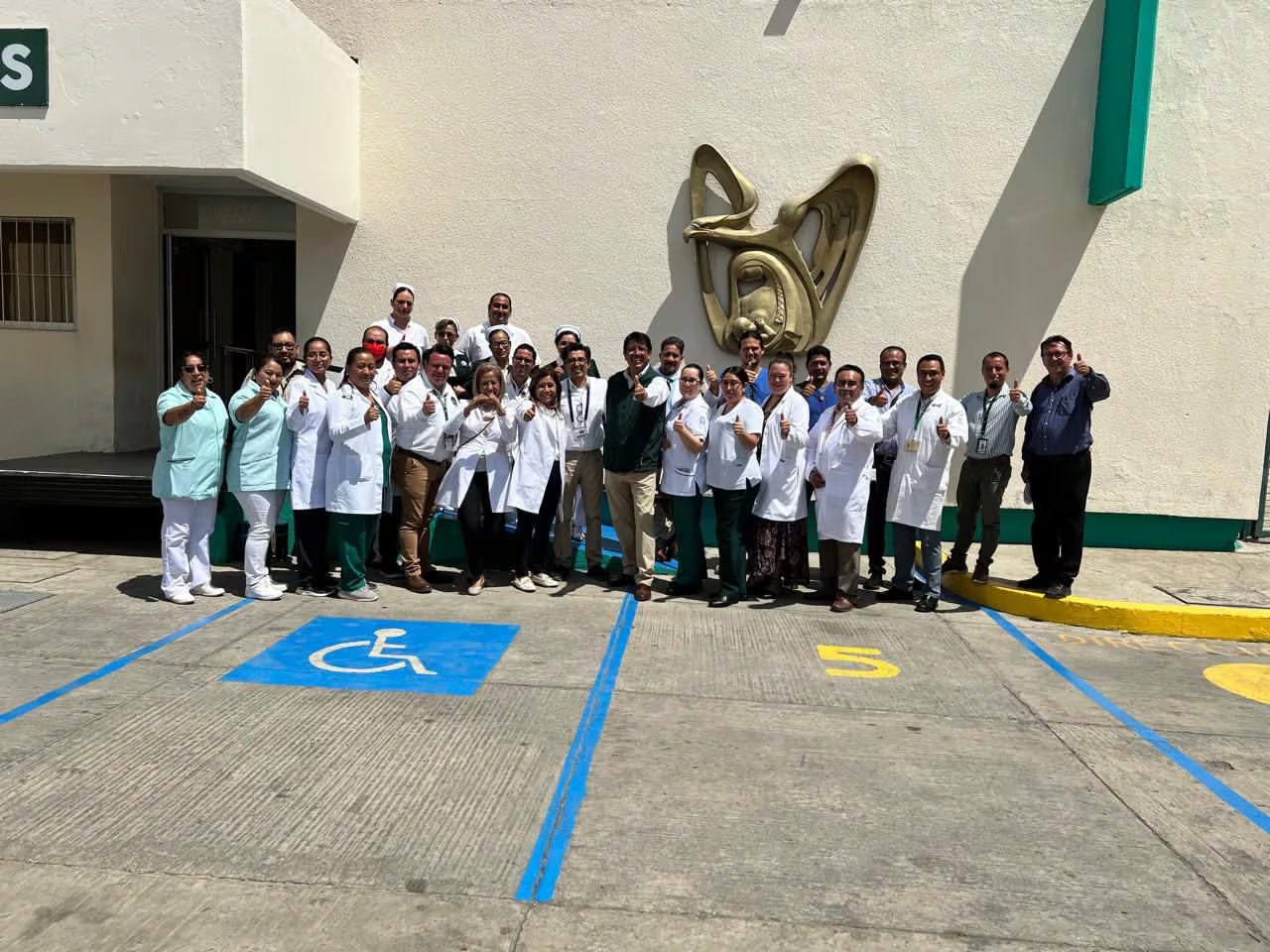 Personal médico del IMSS celebra los hallazgos de un estudio que demuestra que el estilo de vida es más crucial que la genética en el control de la diabetes en México. (IMSS)