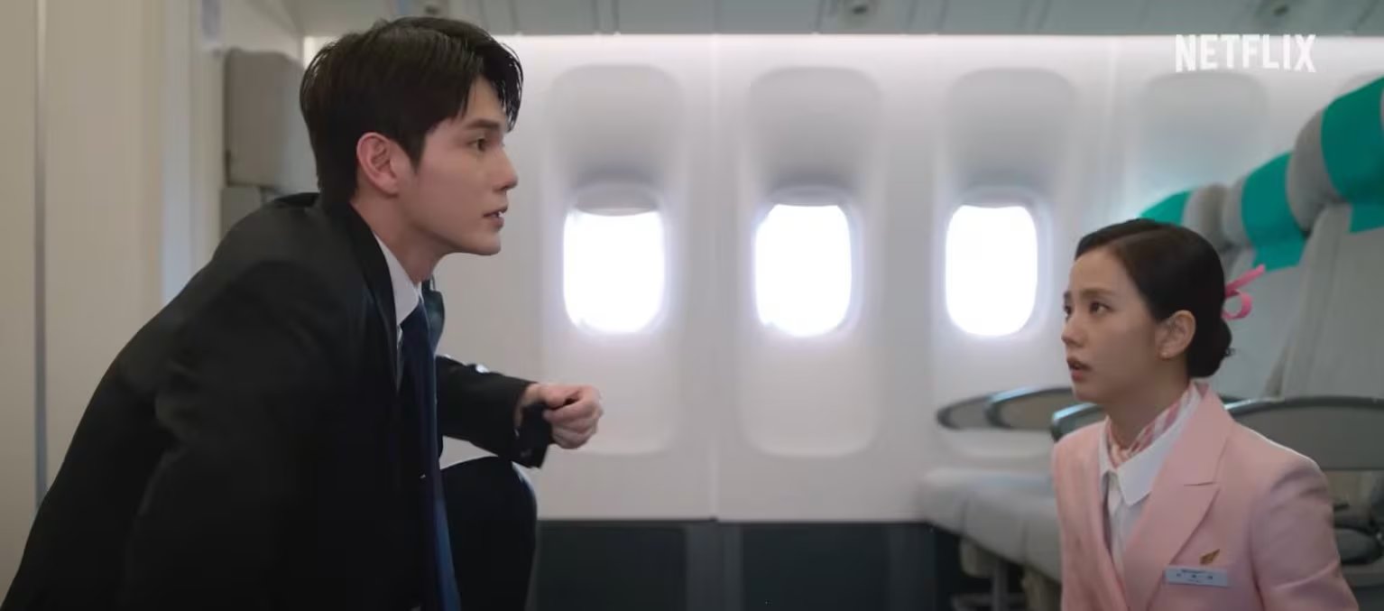 La protagonista puede ajustar las cualidades de su pretendiente en este mundo virtual. (Captura de video/Netflix)