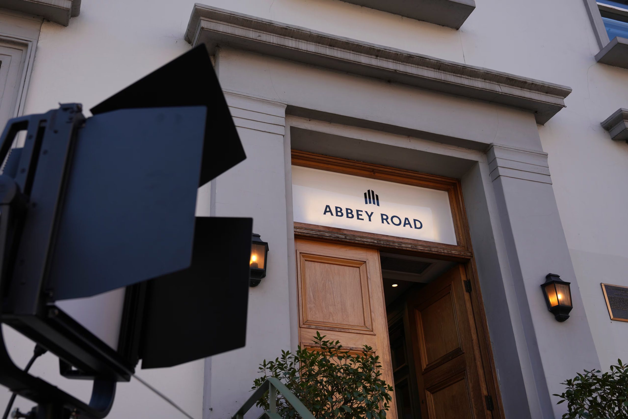 Tras grabar en Abbey Road, la banda llevará su música por Norteamérica y estrenará un documental que revive desde los desafíos del proceso hasta la sorprendente visita de Paul McCartney en el estudio. Crédito: AP/Kin Cheung