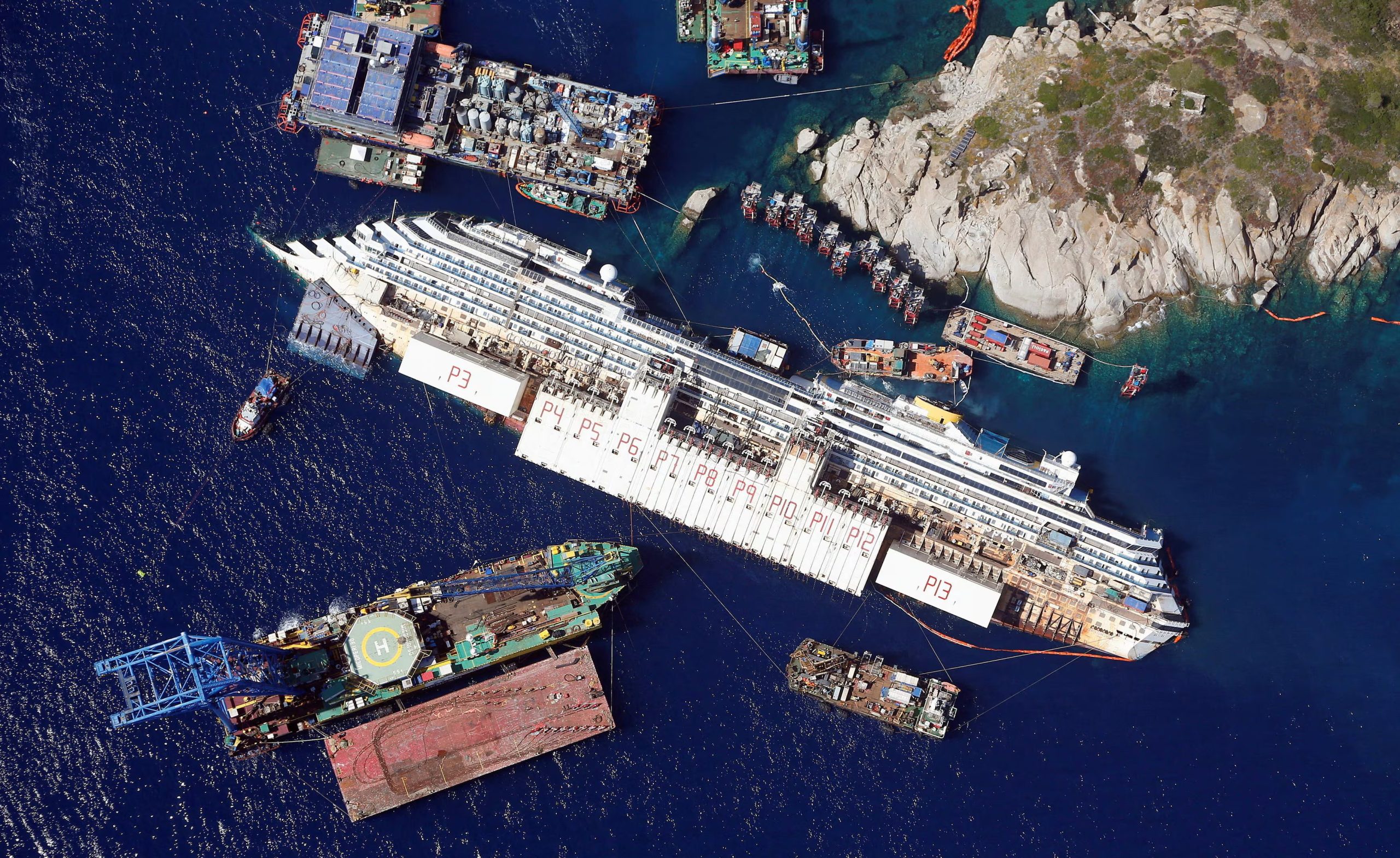 El desastre del Costa Concordia dejó un saldo de 32 muertos y más de un centenar de heridos (REUTERS/Alessandro Bianchi)