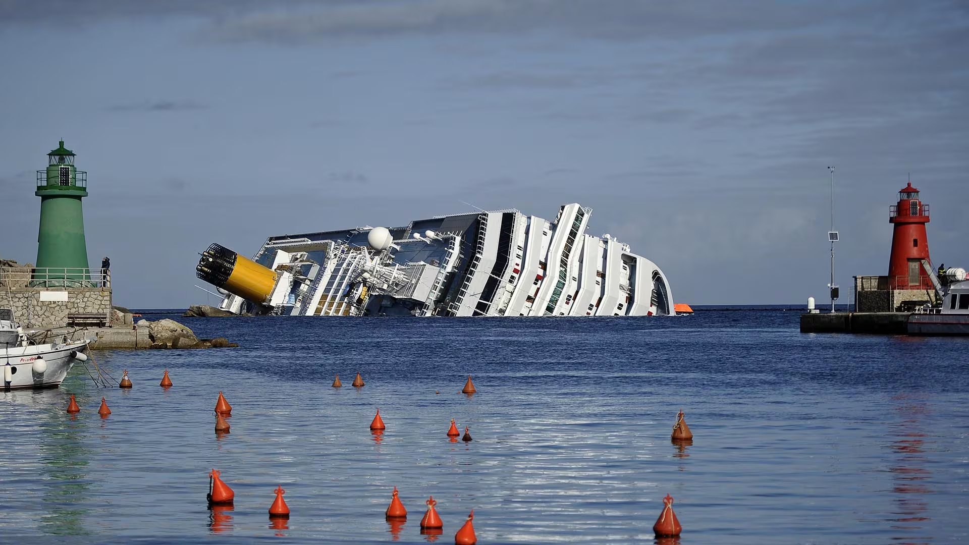 El buque comercial naufragó a escasos metros de la costa de la isla de Giglio (AFP PHOTO / FILIPPO MONTEFORTE)