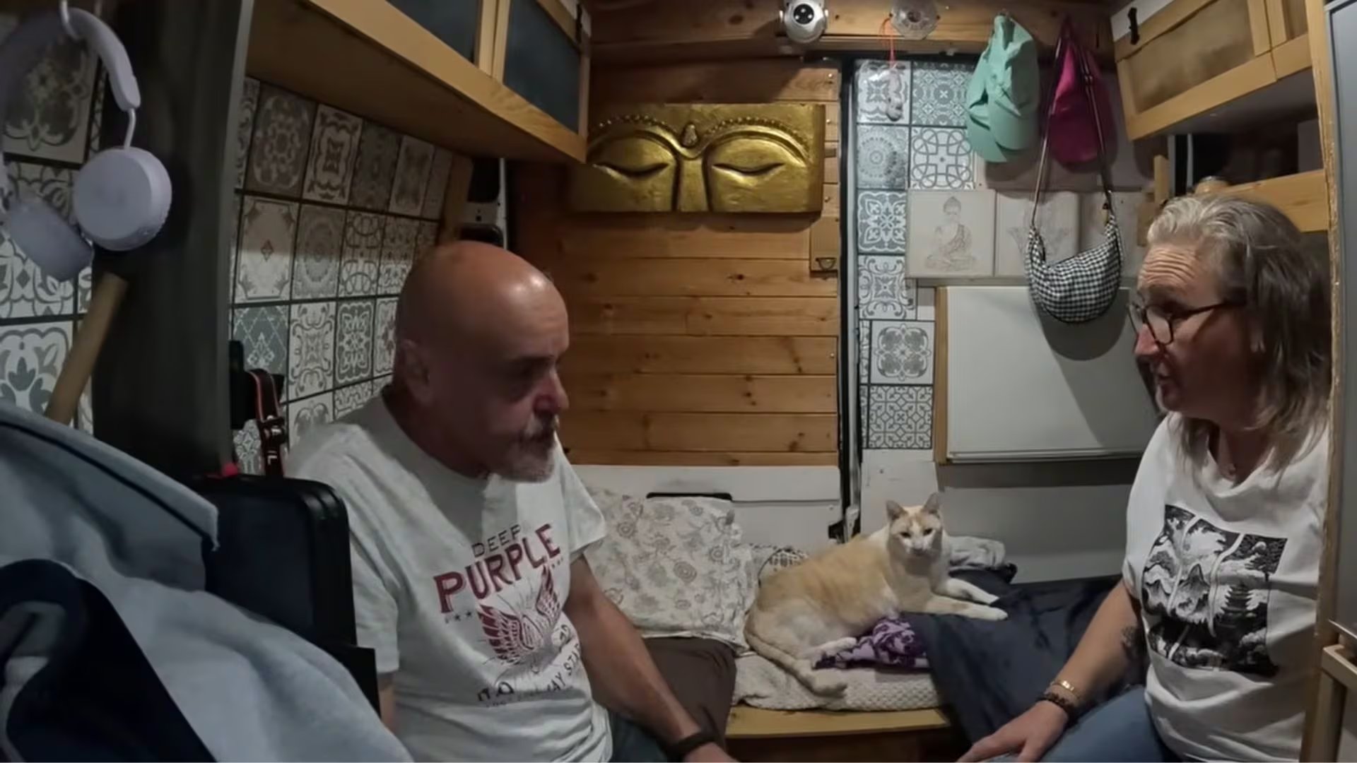 Juanma y Tony dentro de la autocaravana. (Captura YouTube/Arnau Serrado)