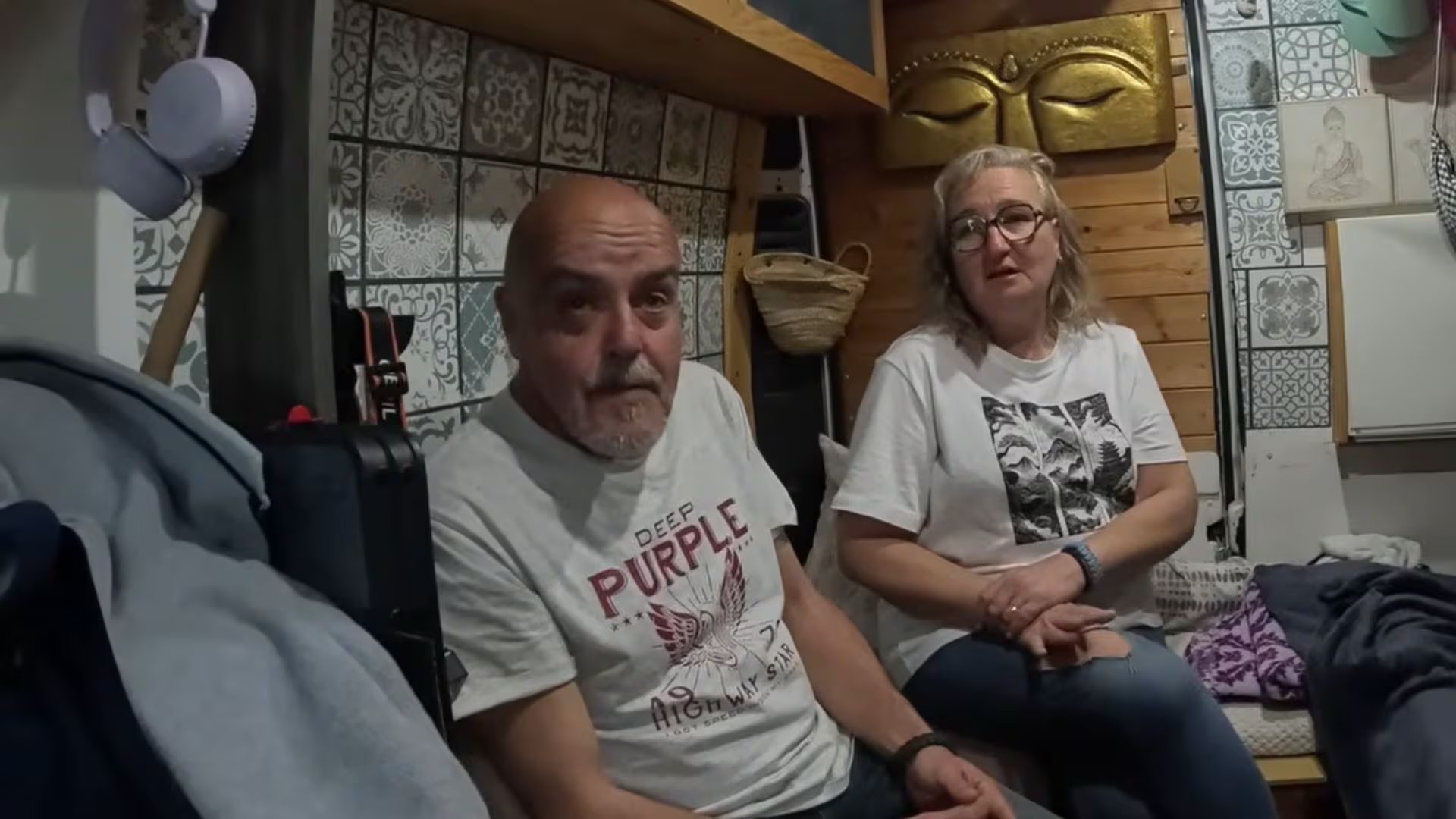 Tony y Juanma viven en 5 metros cuadrados. (Captura YouTube/Arnau Serrado)