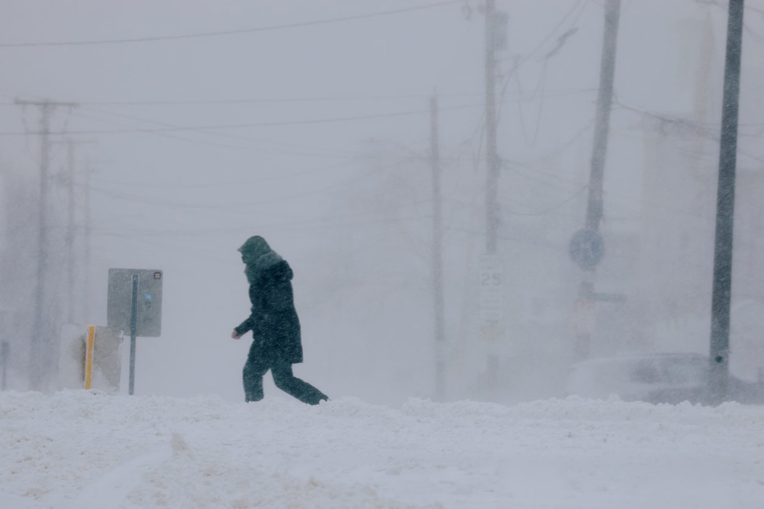 La NOAA y el Servicio Meteorológico Nacional confirmaron que el sistema cumple los parámetros de ciclón bomba por su rápida caída de presión. (REUTERS/Brian Snyder)