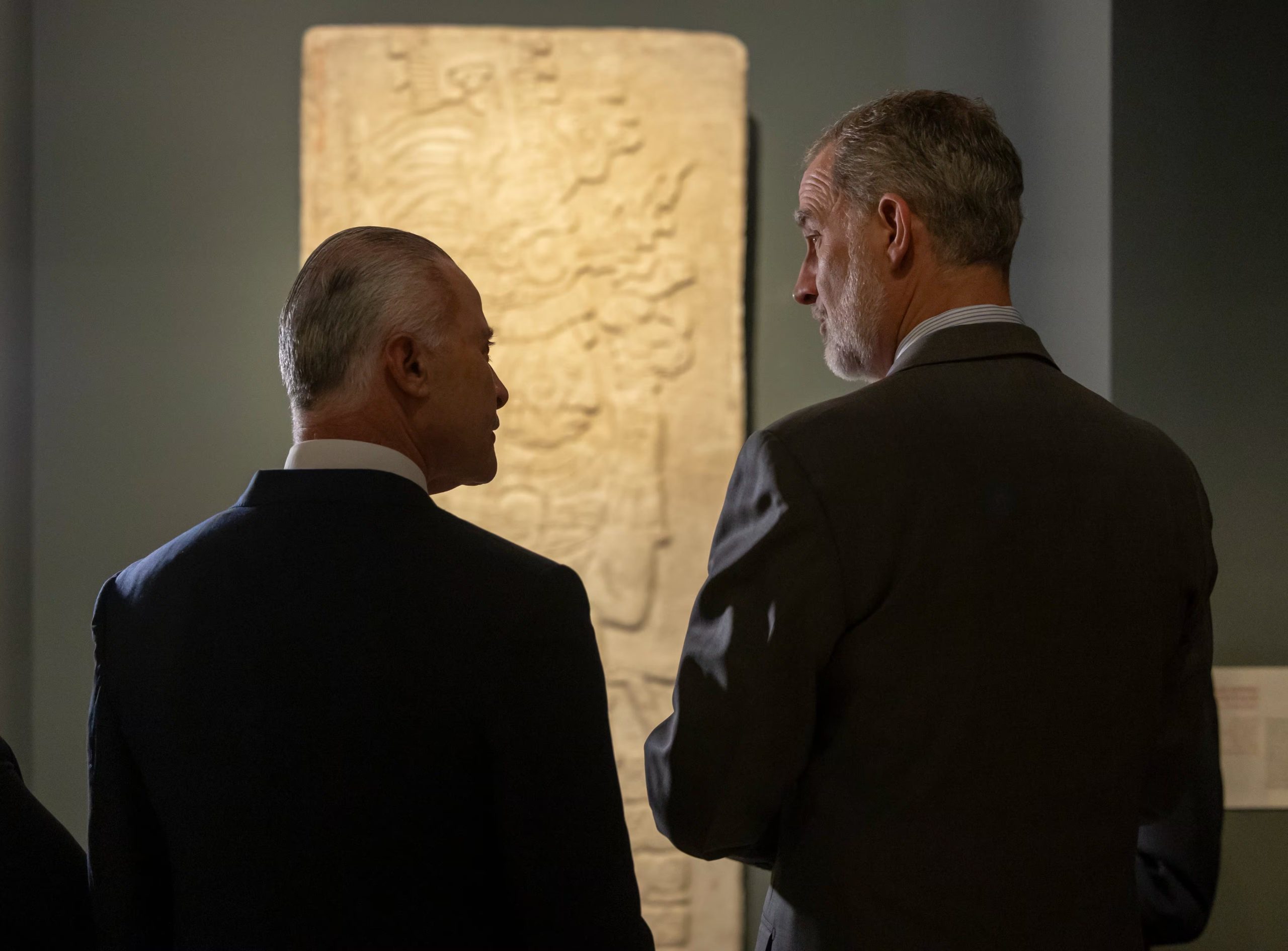 El Rey Felipe VI y el embajador de México en España, Quirino Ordaz Coppel, durante la visita a la exposición 'La mitad del mundo. La mujer en el México indígena'. (Casa Real)
