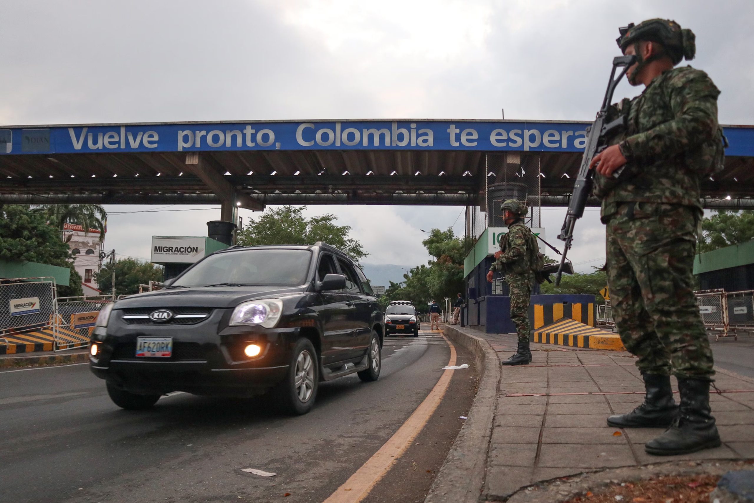 La frontera entre Colombia y Venezuela, cerrada por orden de Nicolás Maduro en 2015 y reactivada en 2022 tras el restablecimiento de relaciones diplomáticas entre los dos gobiernos, es ahora el escenario de un despliegue militar permanente acordado por ambos países para contener el avance de grupos armados vinculados al narcotráfico- crédito EFE/ Mario Caicedo
