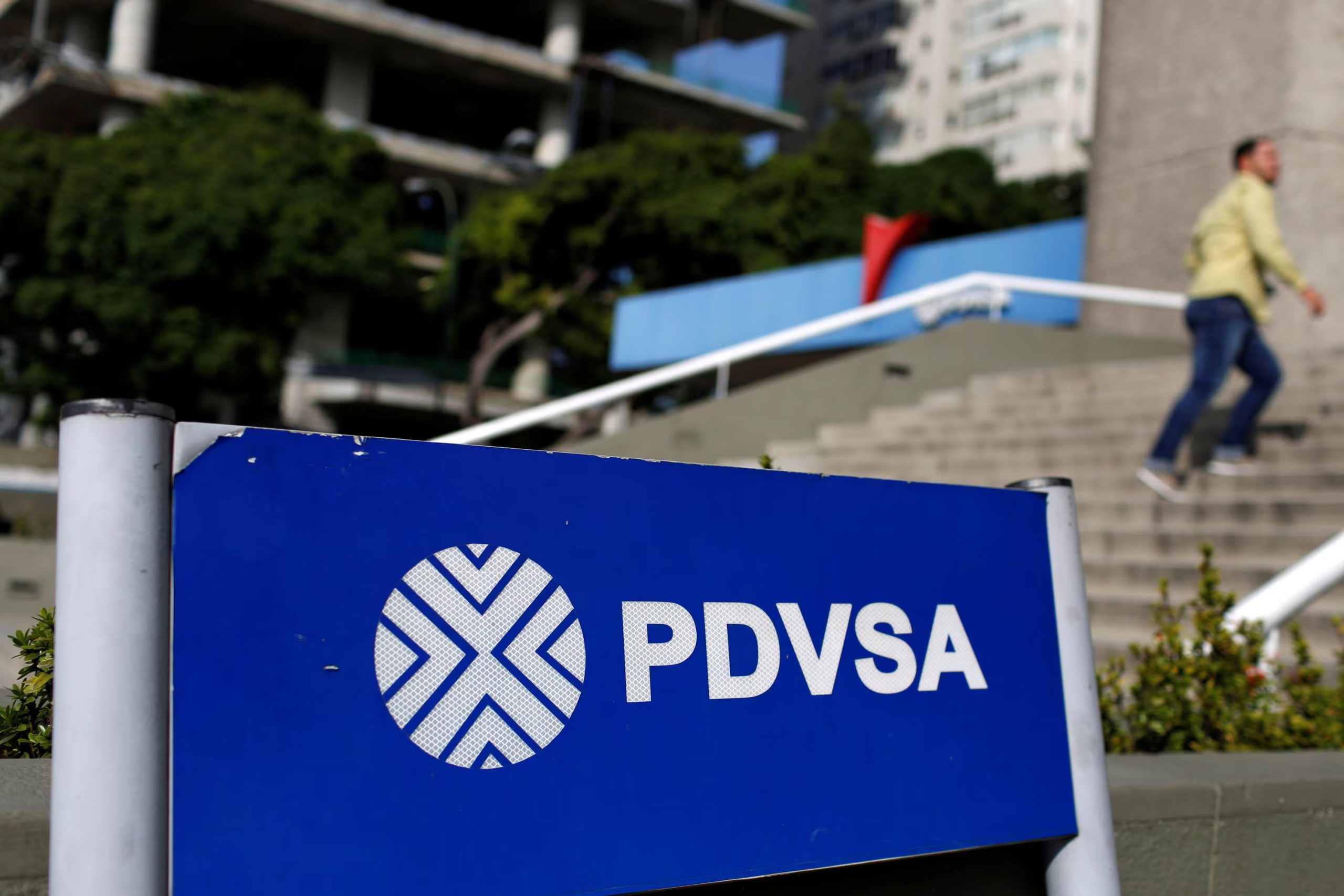 Trabajadores de PDVSA desplegaron este viernes las primeras cisternas con gas butano licuado en el puente binacional Simón Bolívar, que conecta San Antonio del Táchira con Cúcuta, en el primer envío de gas venezolano a Colombia- crédito Reuters/Carlos García Rawlins