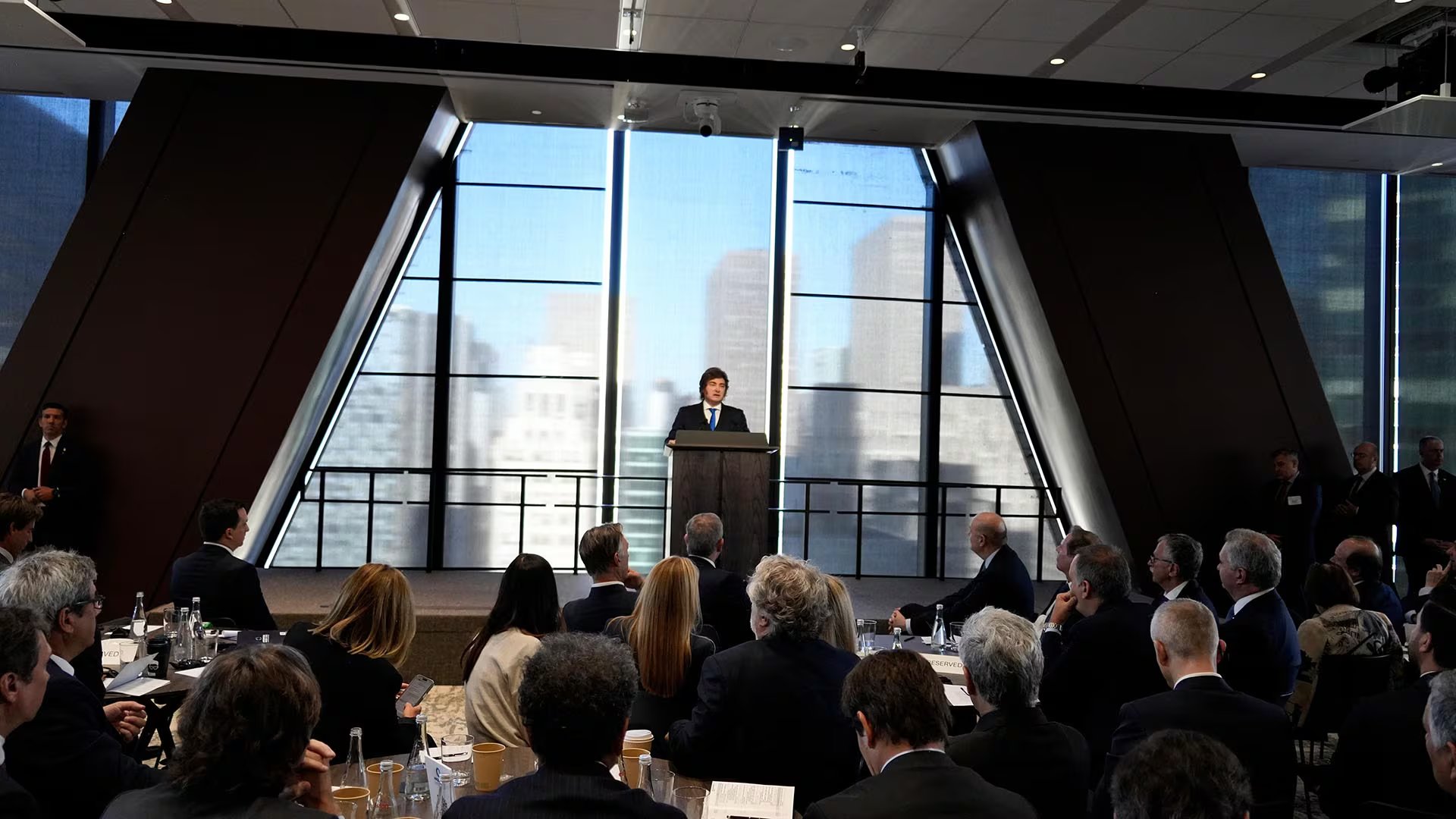 Javier Milei abrió el seminario Argentina Week en Nueva York ante una audiencia de empresarios y líderes económicos. (Presidencia)