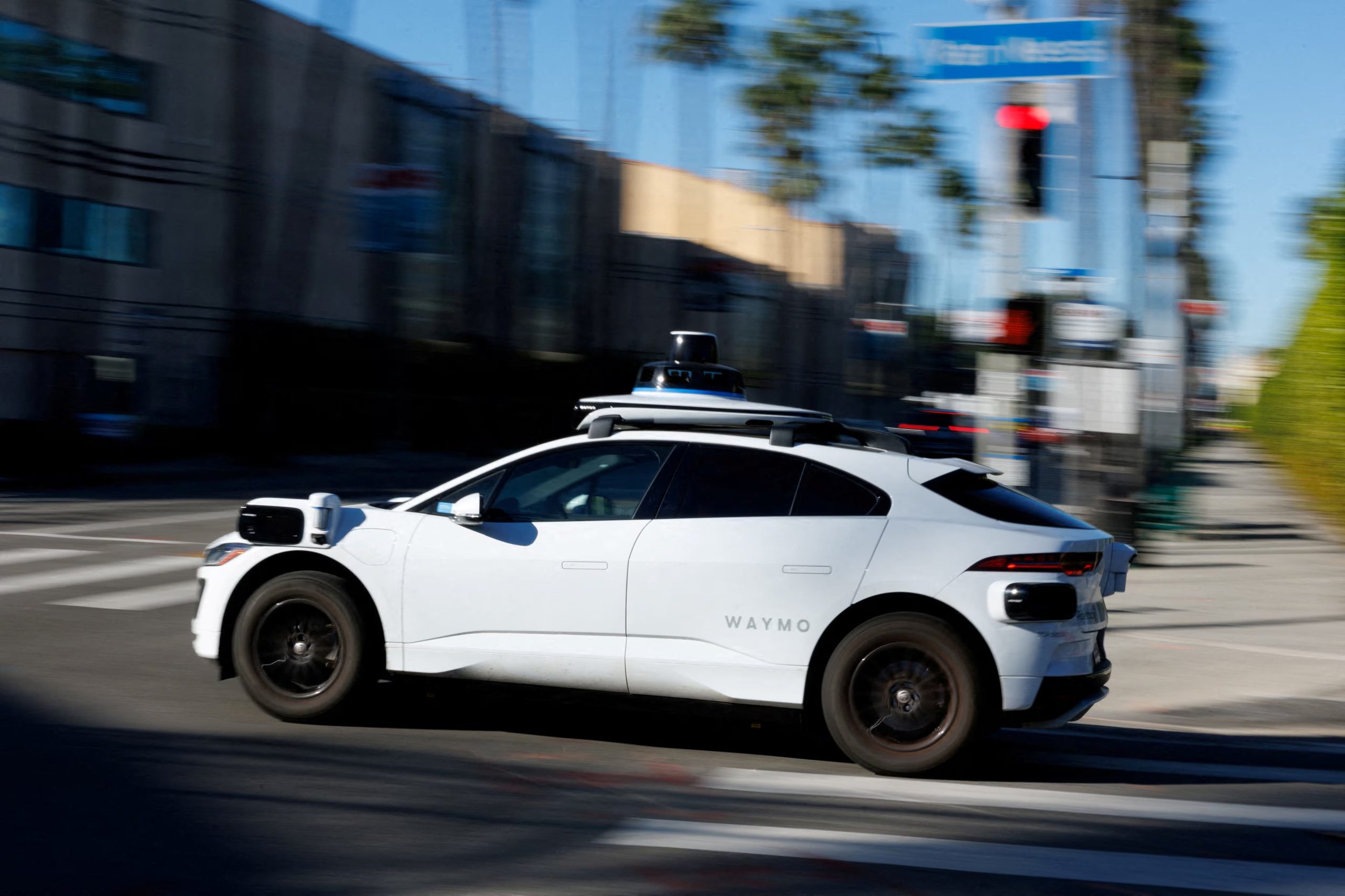 El servicio autónomo de Waymo en Miami funciona mediante lista de espera y prevé una expansión general a finales del año (REUTERS/Mike Blake/File Photo)