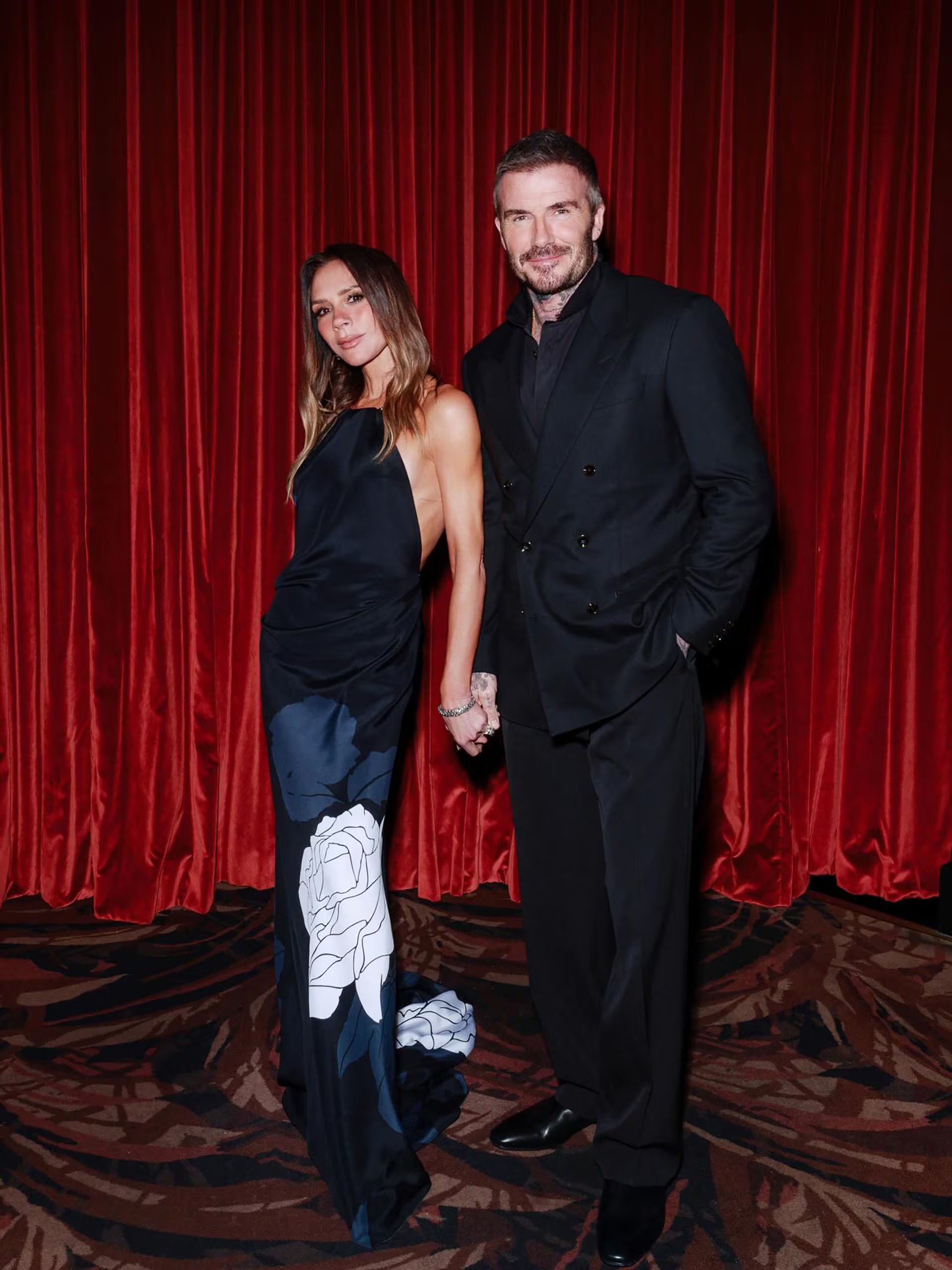 El vestido azul oscuro con rosa blanca destaca la sofisticación minimalista de Victoria Beckham (@victoriabeckham)