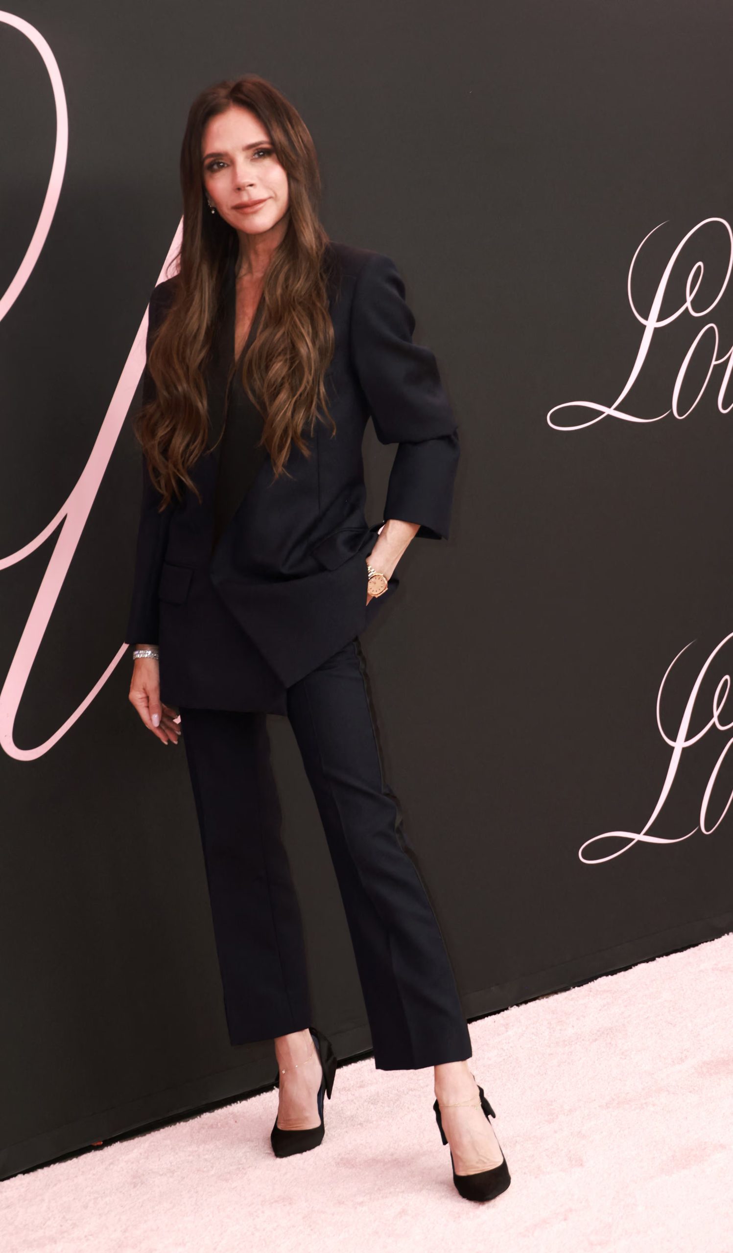 El conjunto negro y los zapatos de terciopelo reafirman la elegancia atemporal de Victoria Beckham (REUTERS/Aude Guerrucci)