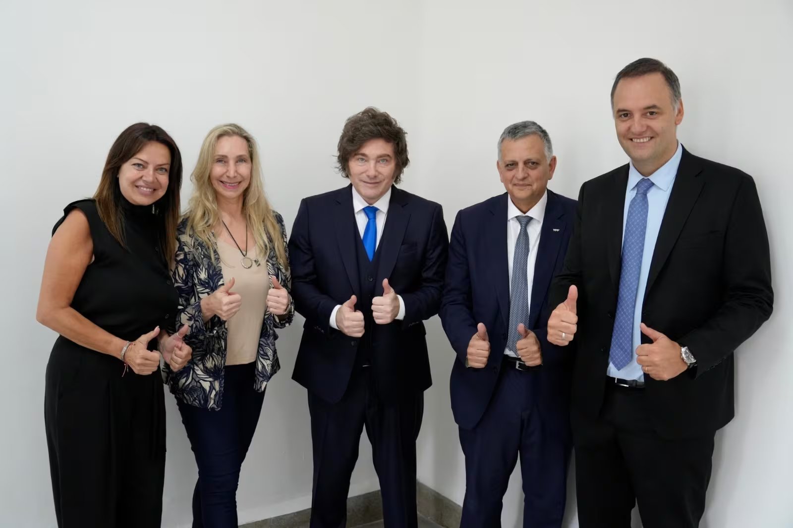 La foto que posteo hace minutos el Presidente junto a Sandra Pettovello, Karina Milei, Horacio Marín, presidente de la petrolera, y Manuel Adorni