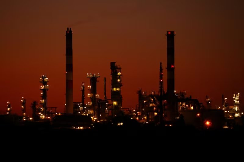 La suba del barril del crudo Brent rozó el 12% en la semana. REUTERS/Manon Cruz