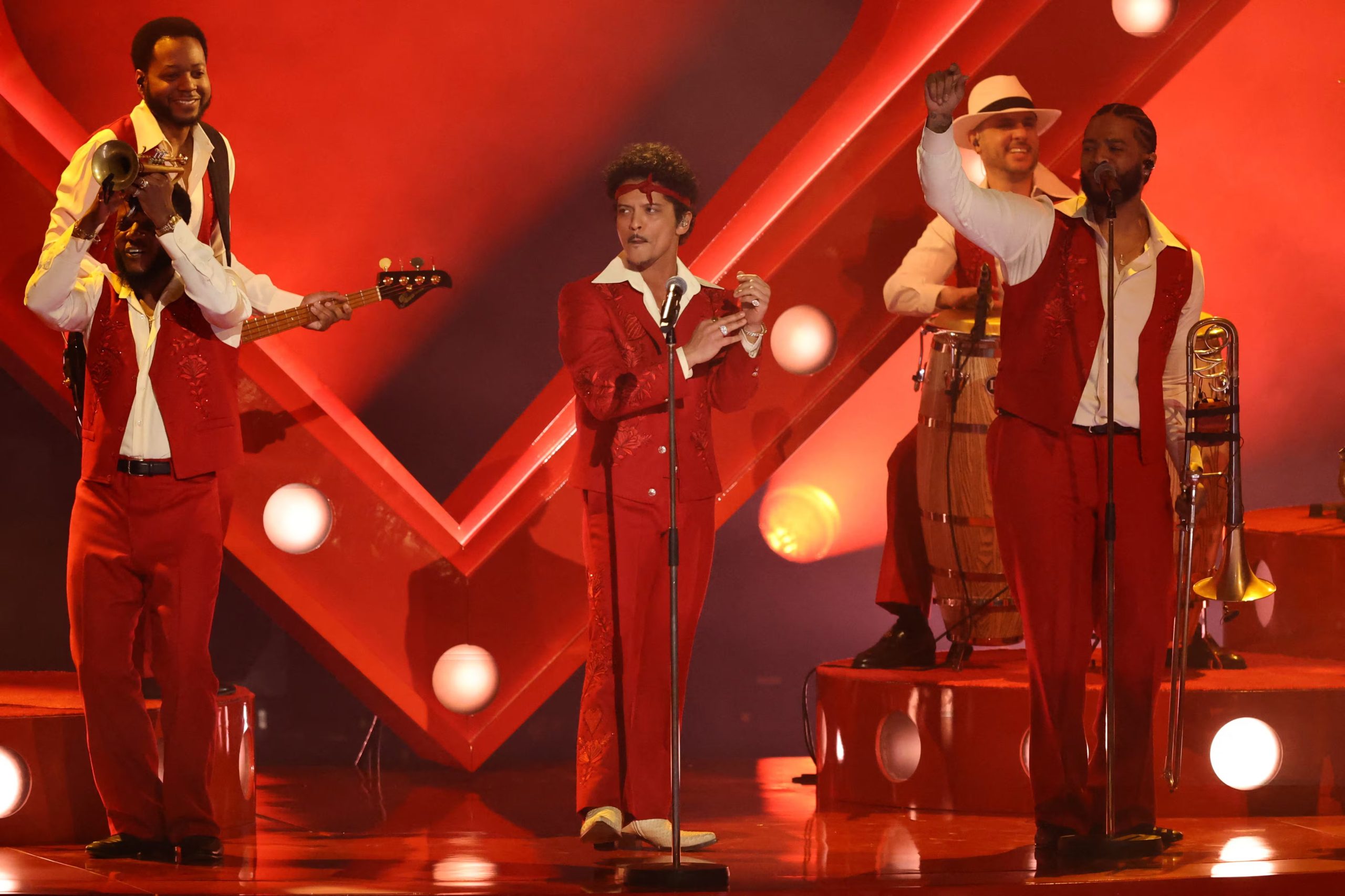 YouTube consolida su liderazgo al pagar más de USD 8.000 millones a la industria musical mundial mediante publicidad y suscripciones. REUTERS/Daniel Cole