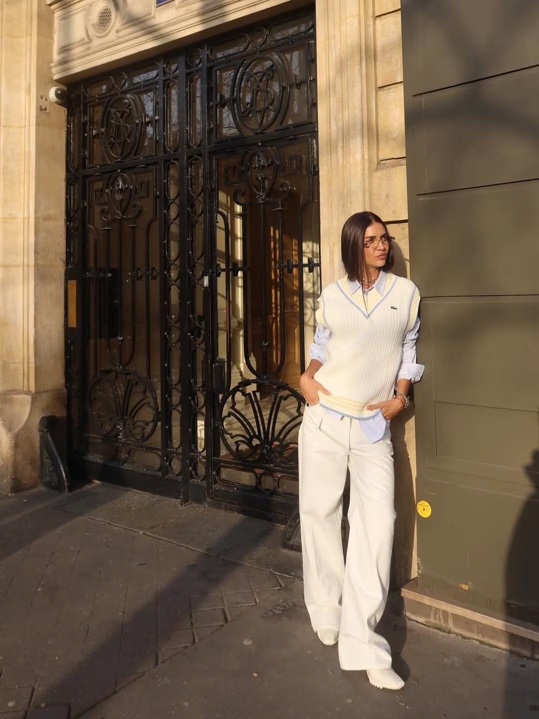 Los looks preppy y parisinos de Zaira se complementan con chaleco tejido blanco, pantalón ancho y gafas de inspiración académica