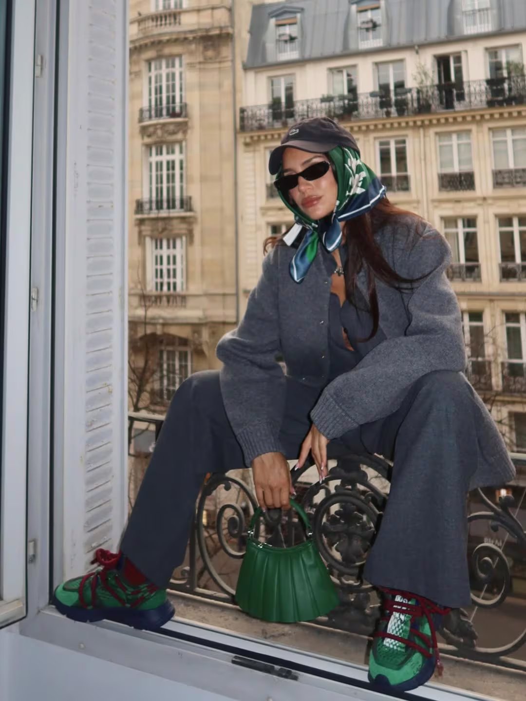 Zaira Nara posa con un sofisticado look durante la Fashion Week de París, exhibiendo su estilo personal desde un balcón con vistas a la ciudad