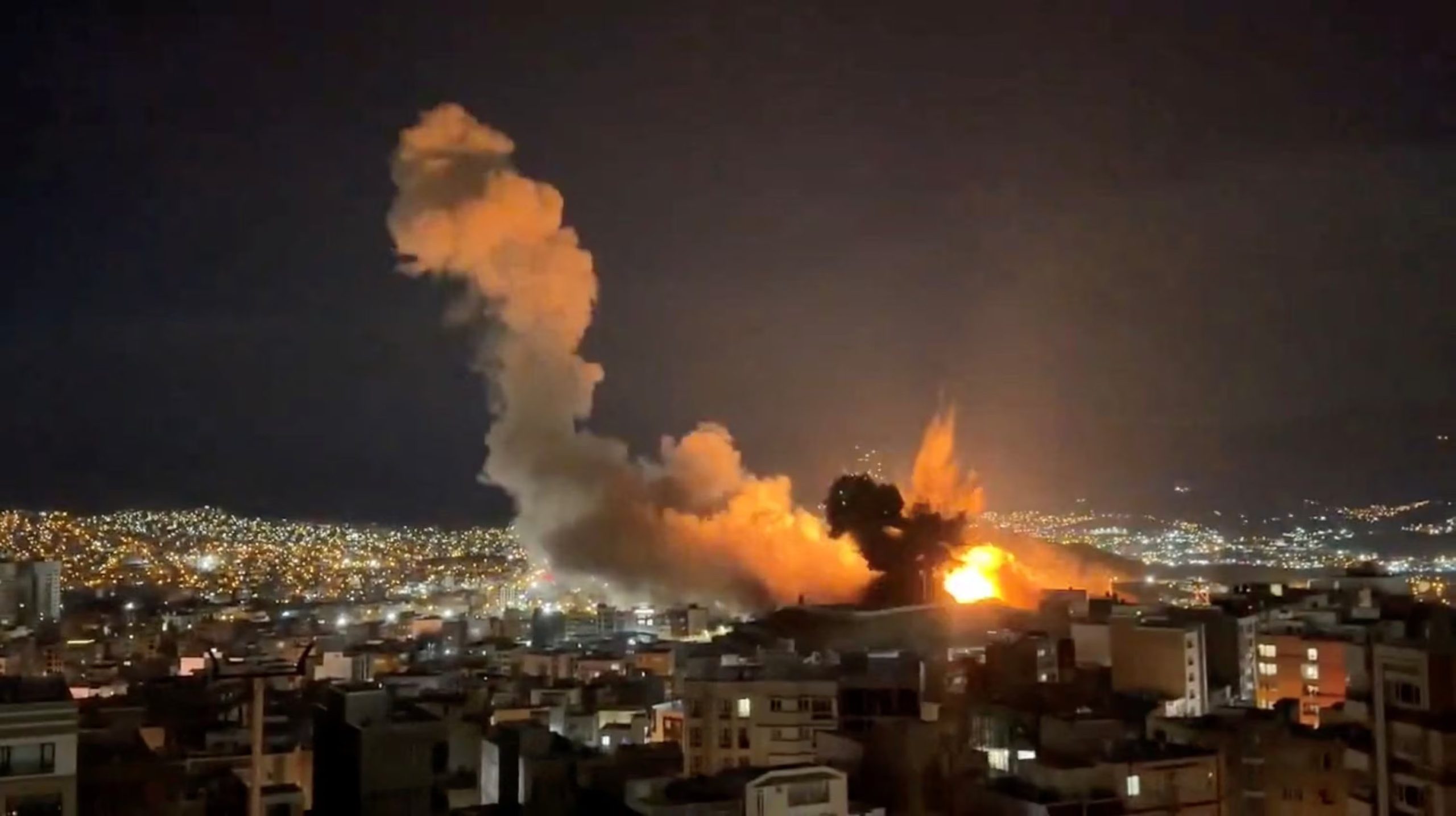 Una explosión en Sanandaj, provincia del Kurdistán, Irán, en medio del conflicto entre Estados Unidos e Israel con Irán, en esta imagen fija de un video en redes sociales publicado el 5 de marzo de 2026. Redes sociales/vía REUTERS