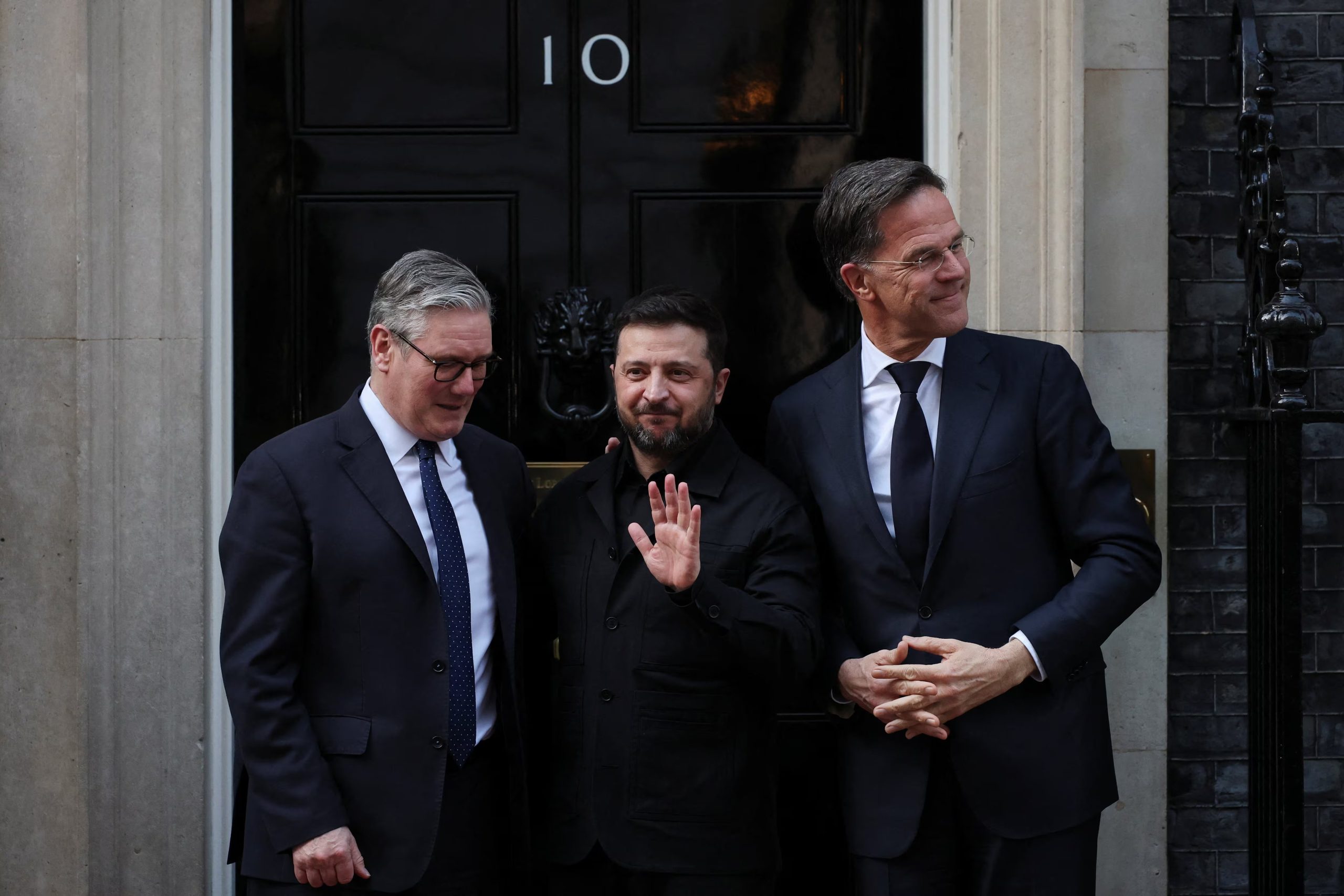 El primer ministro británico, Keir Starmer, el presidente ucraniano, Volodymyr Zelenskiy, y el secretario general de la OTAN, Mark Rutte, se reúnen en el número 10 de Downing Street en Londres, Reino Unido, el 17 de marzo de 2026
REUTERS/Isabel Infantes
