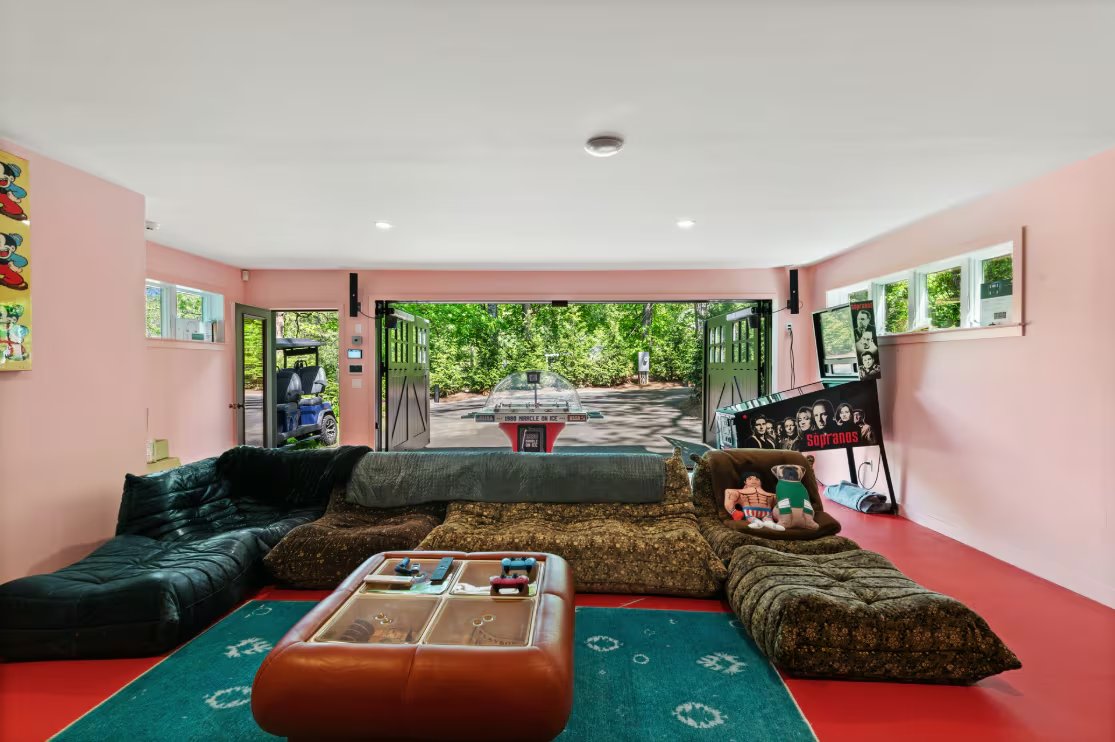 Detalle de la construcción independiente acondicionada como sala de juegos y gimnasio, dentro del predio de Westchester. (Imagen Ilustrativa Infobae)