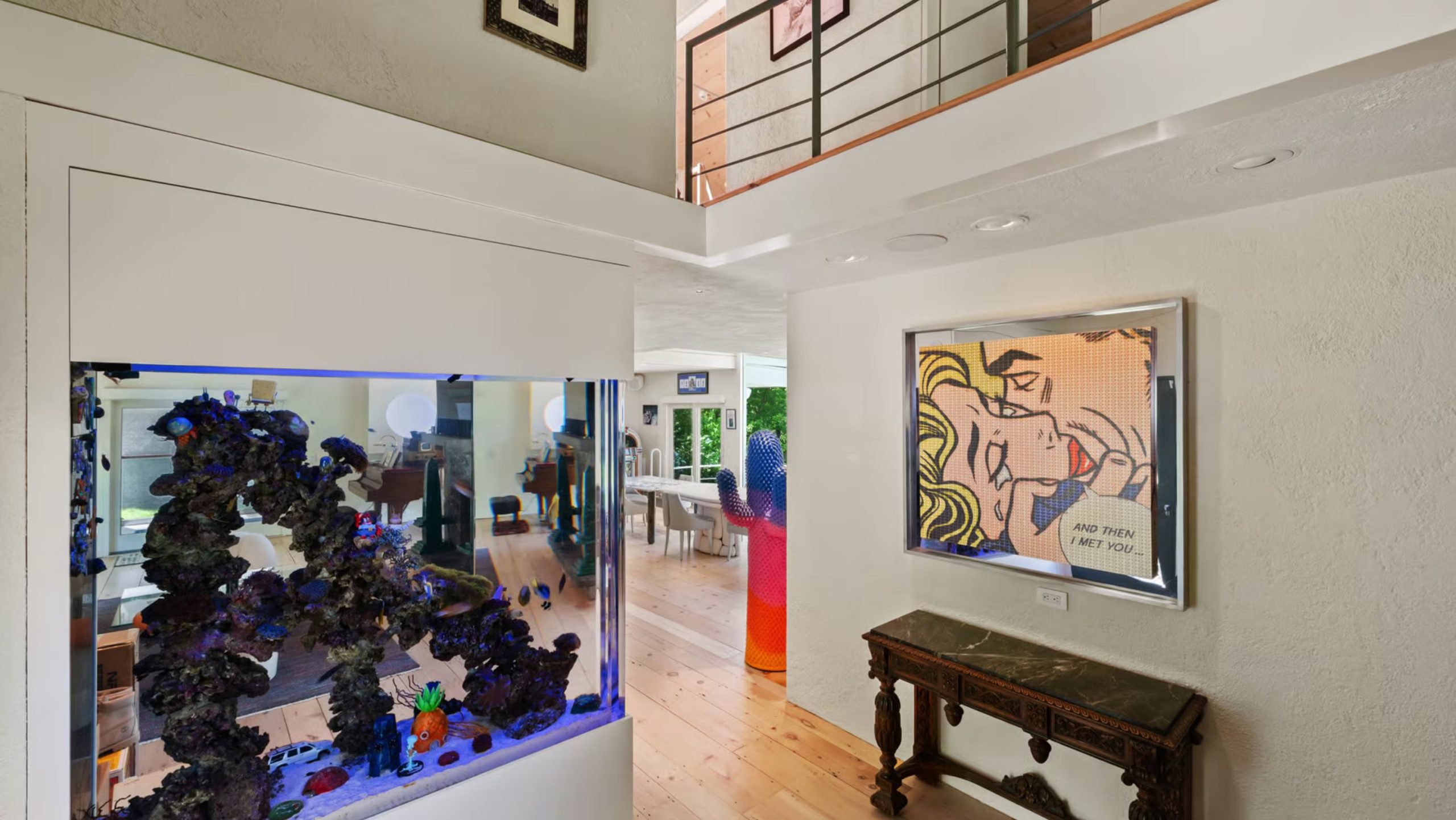 El salón principal exhibe parte de la colección de arte internacional seleccionada por Davidson, con obras de Peter Max y Mel Ramos.